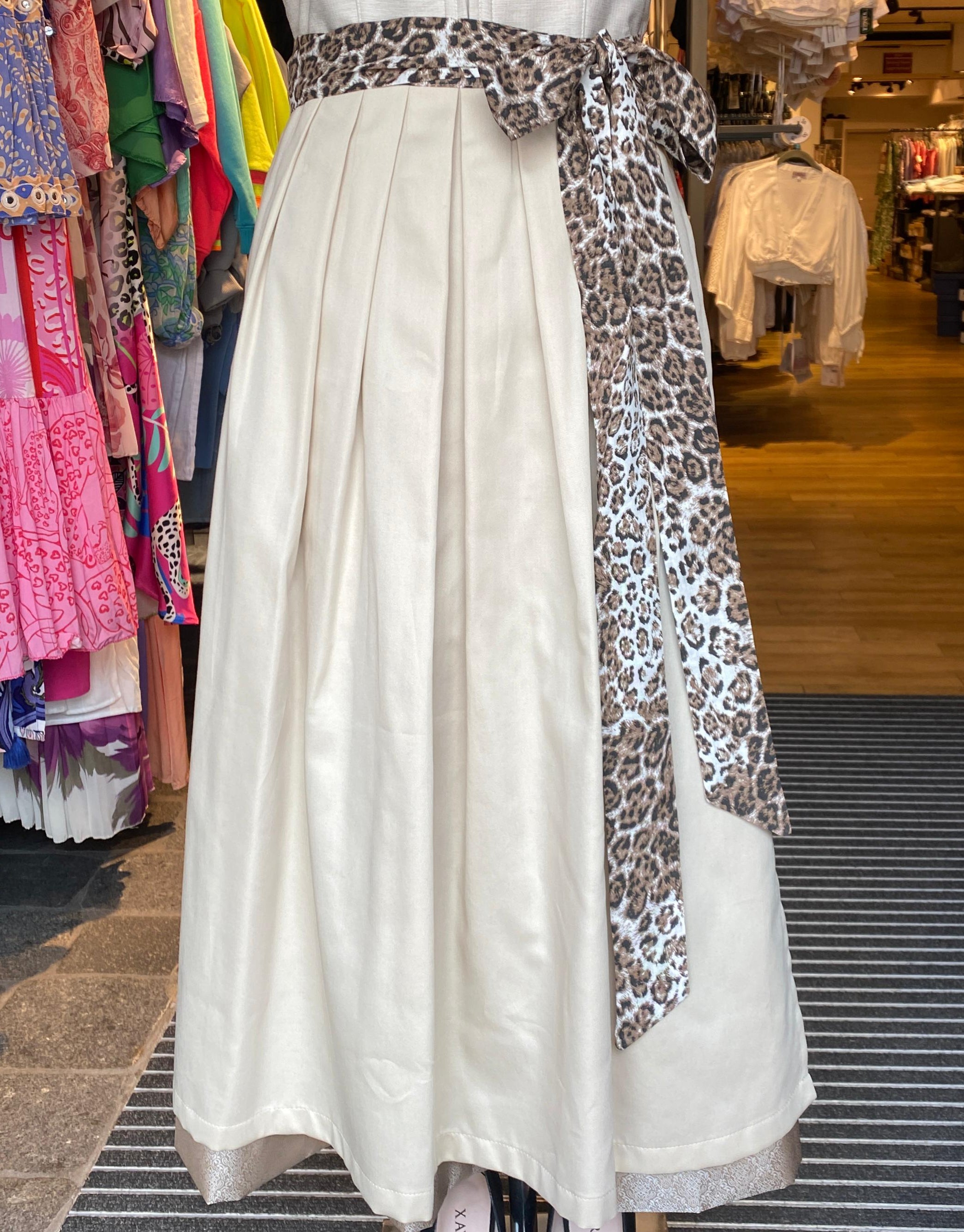 Dirndlschürze in Leo-Muster