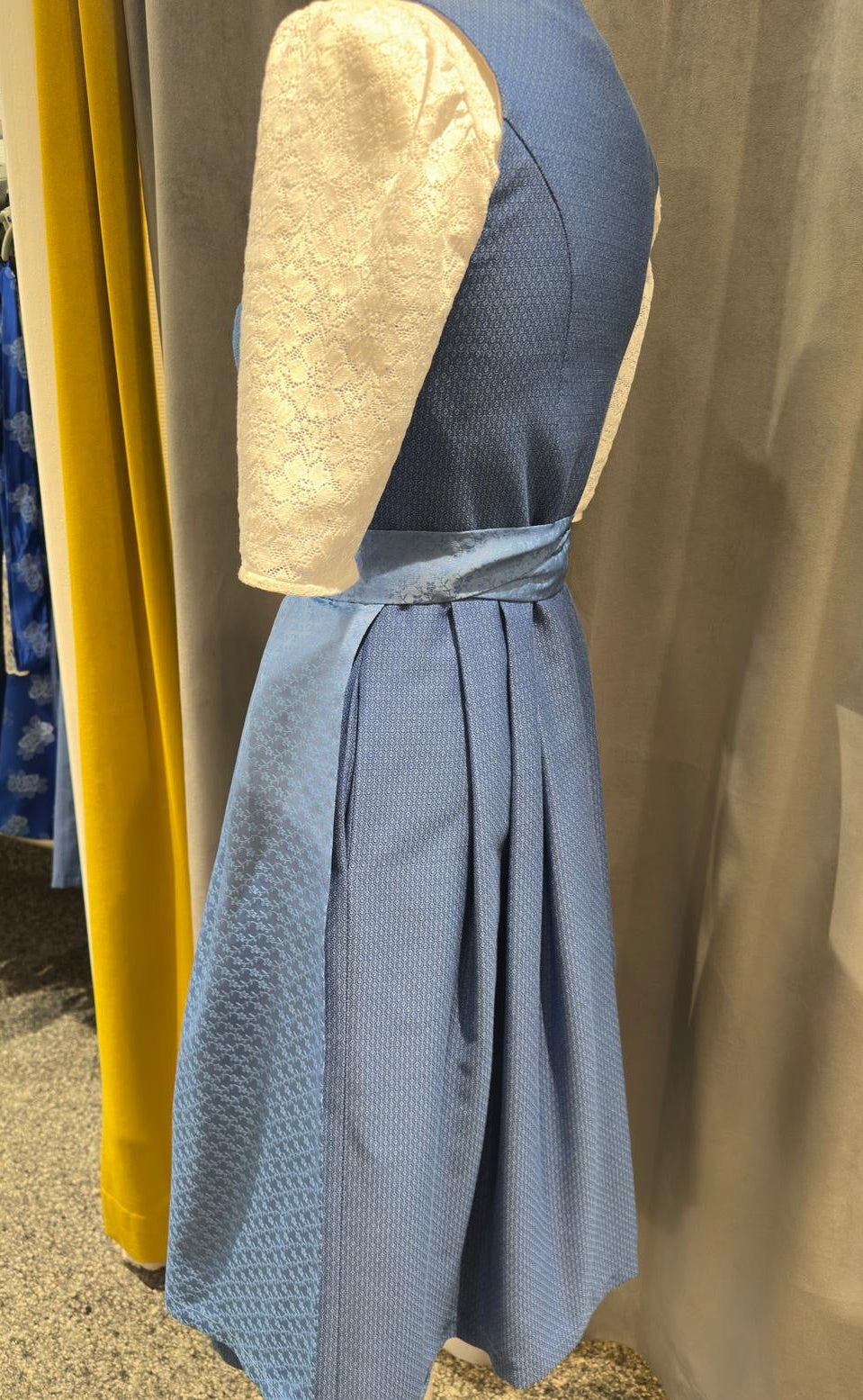 Dirndl Goldstich hellblau 70cm