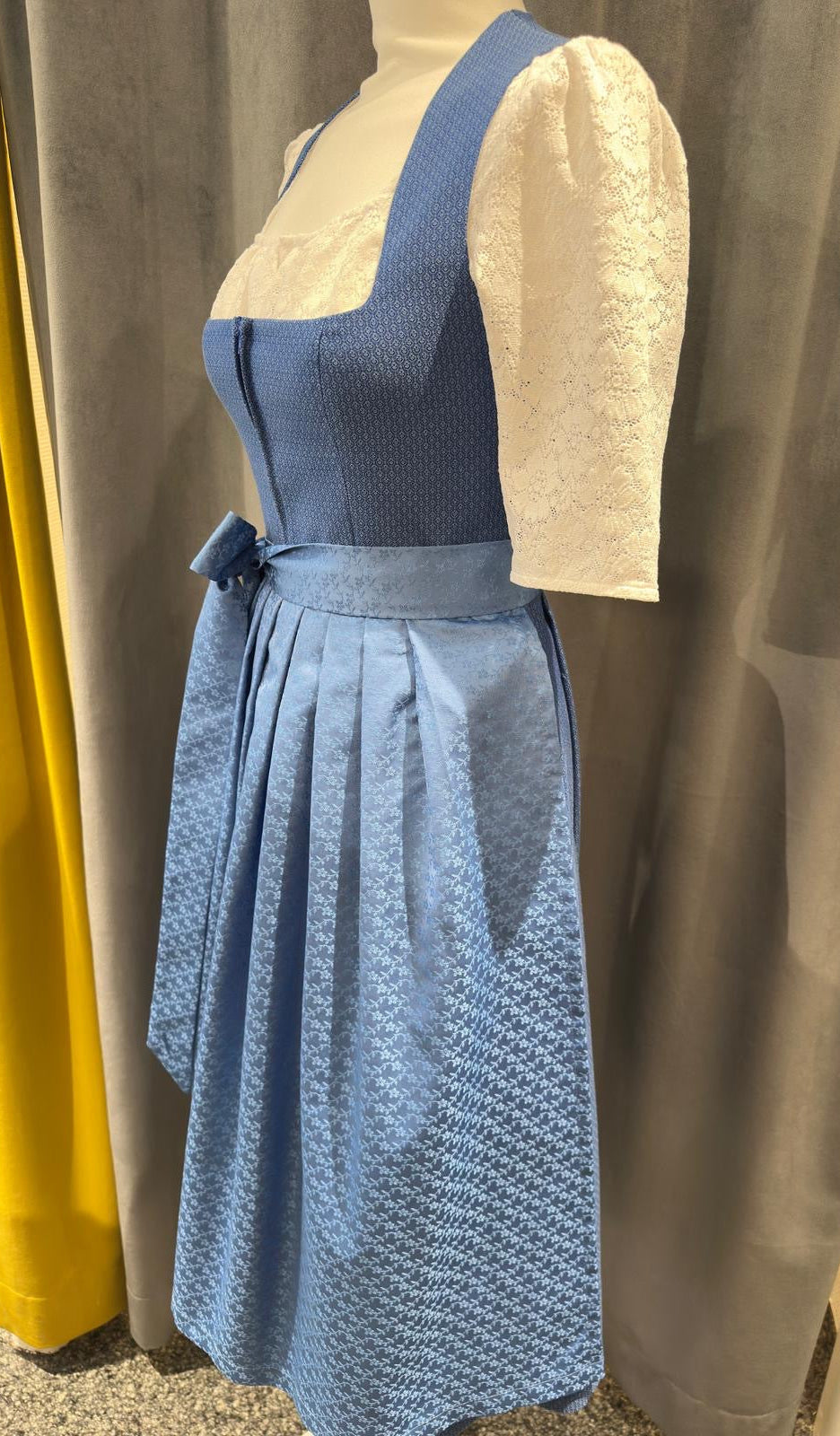 Dirndl Goldstich hellblau 70cm