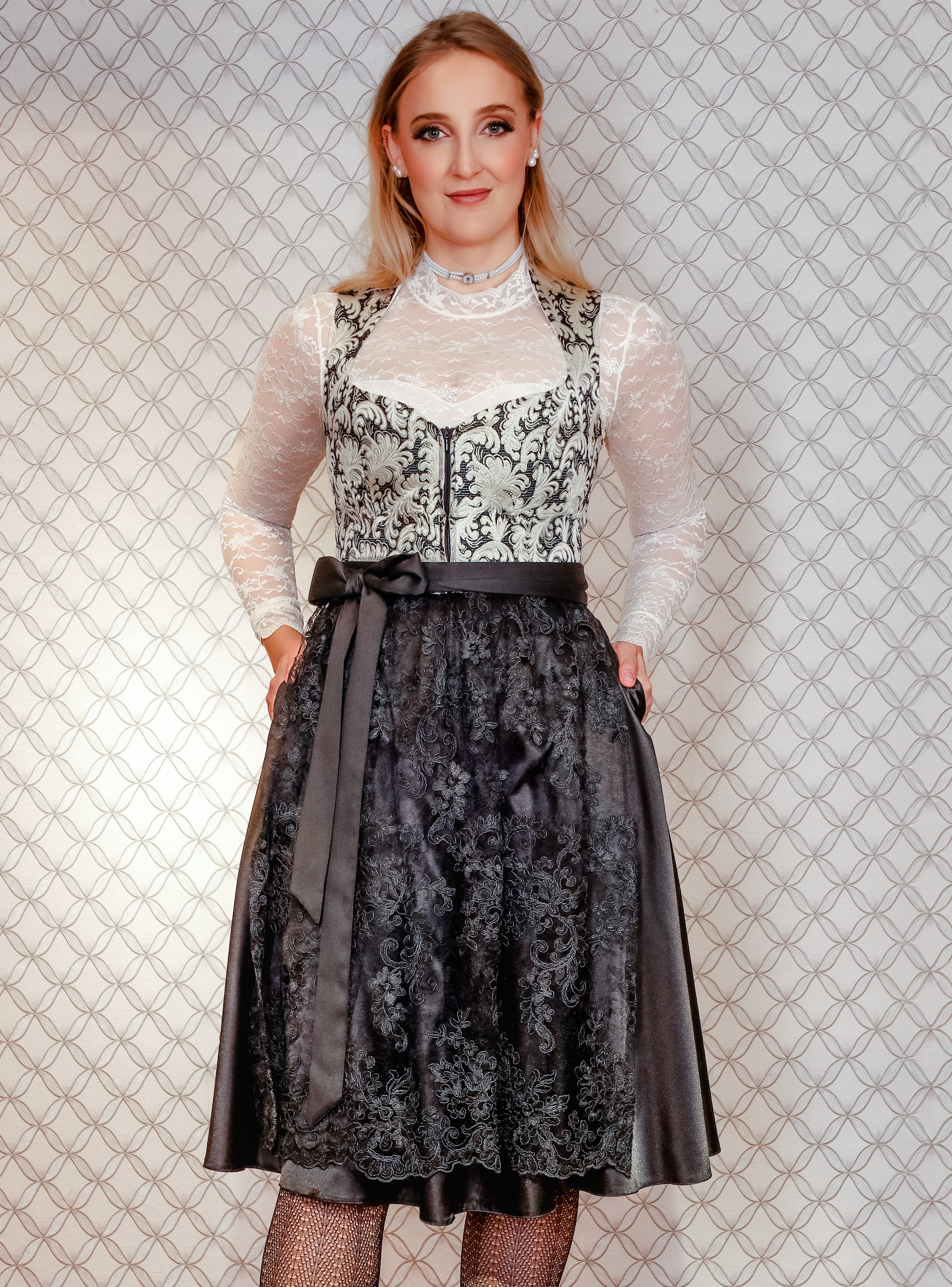 Dirndl Goldstich schwarz/weiß 70cm
