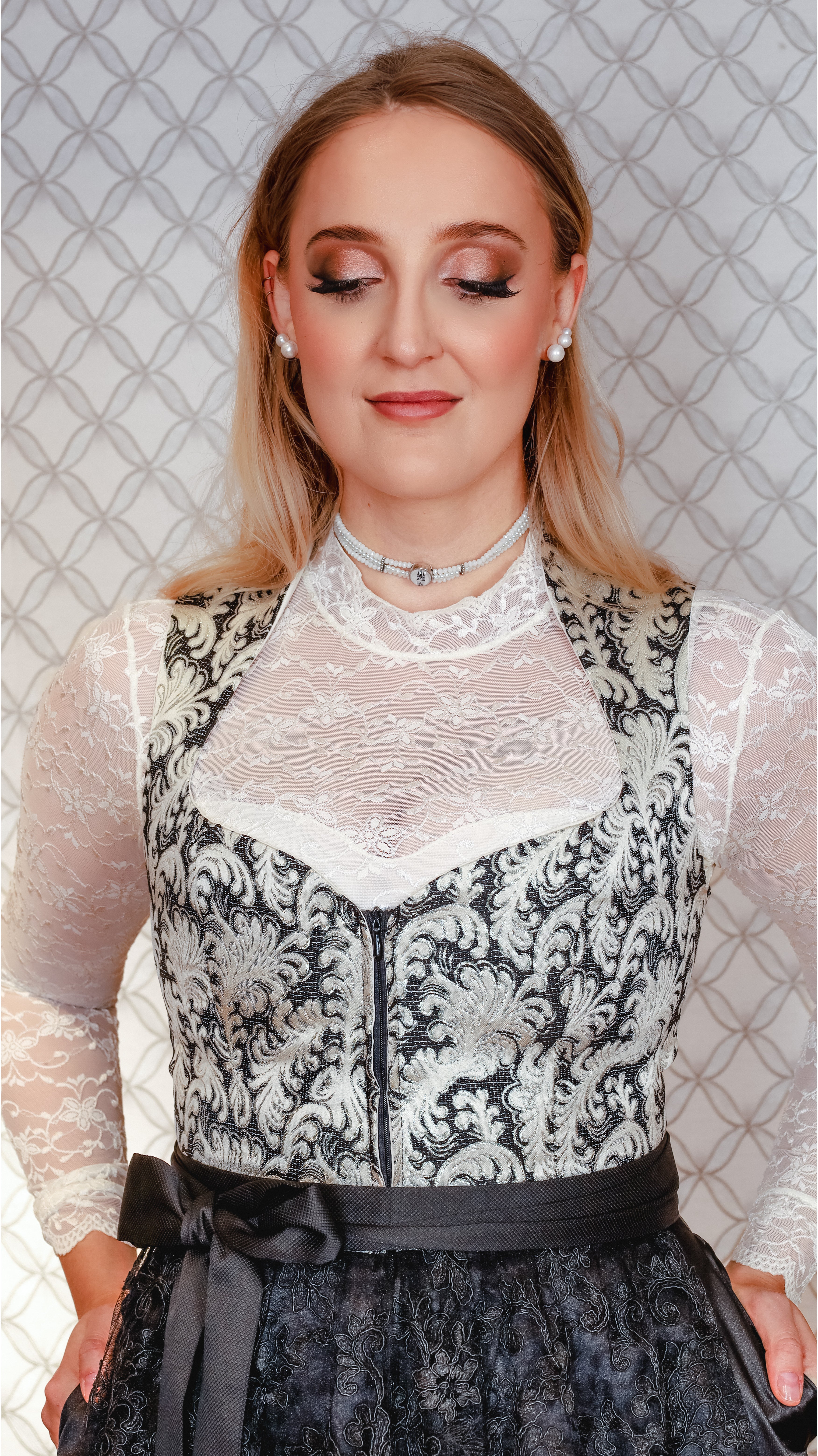 Dirndl Goldstich schwarz/weiß 70cm