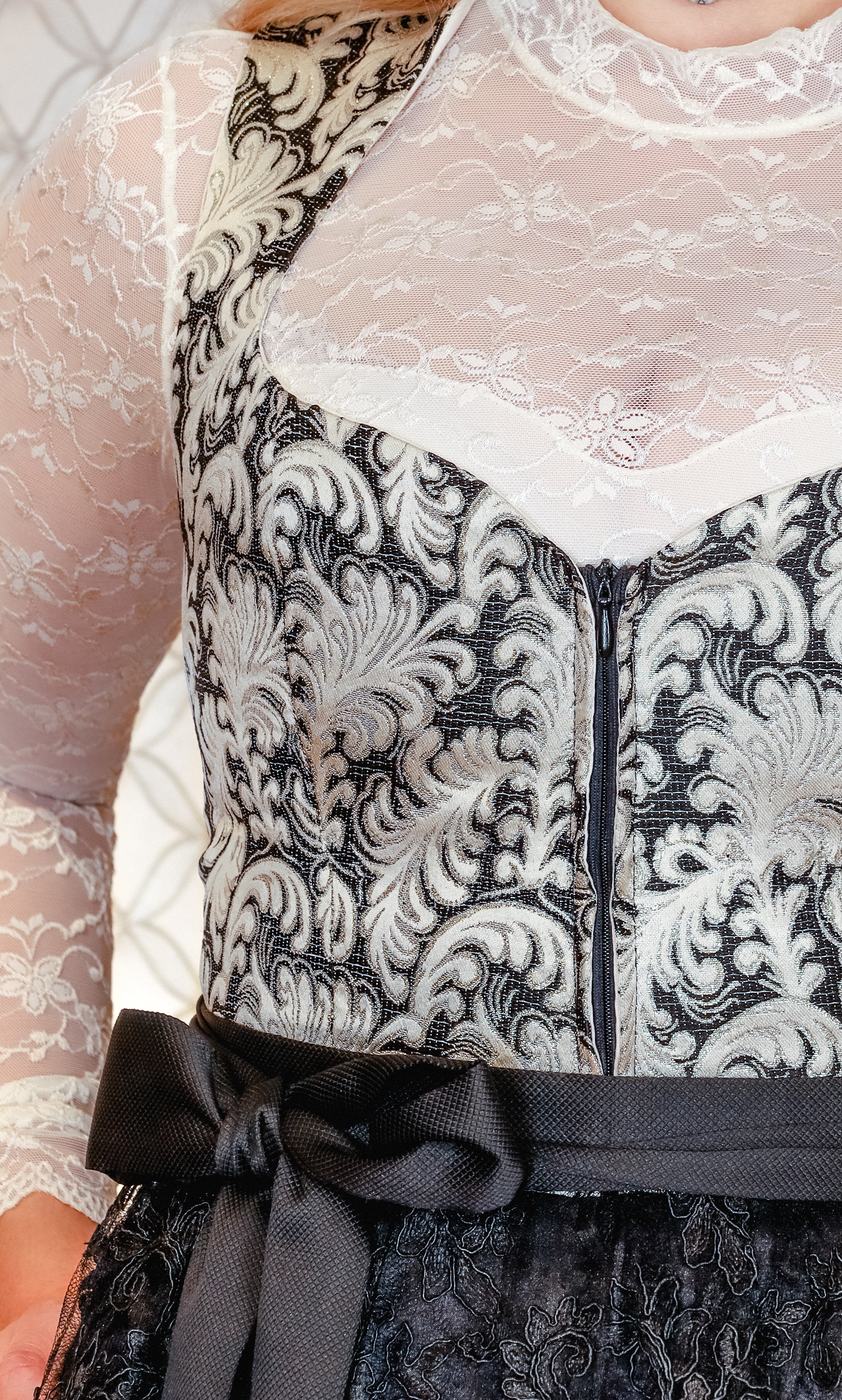 Dirndl Goldstich schwarz/weiß 70cm