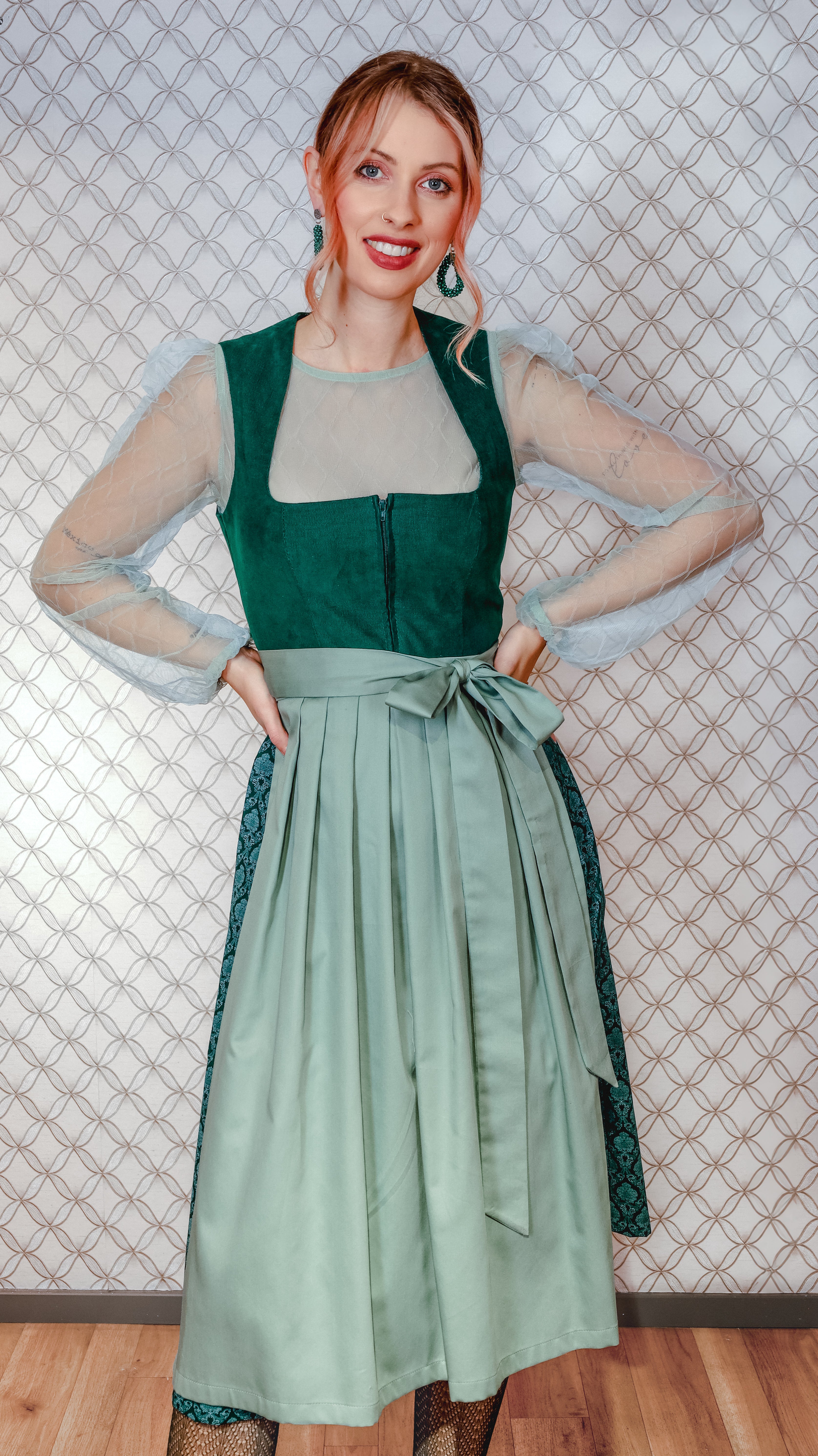 Corddirndl Goldstich grün 75cm