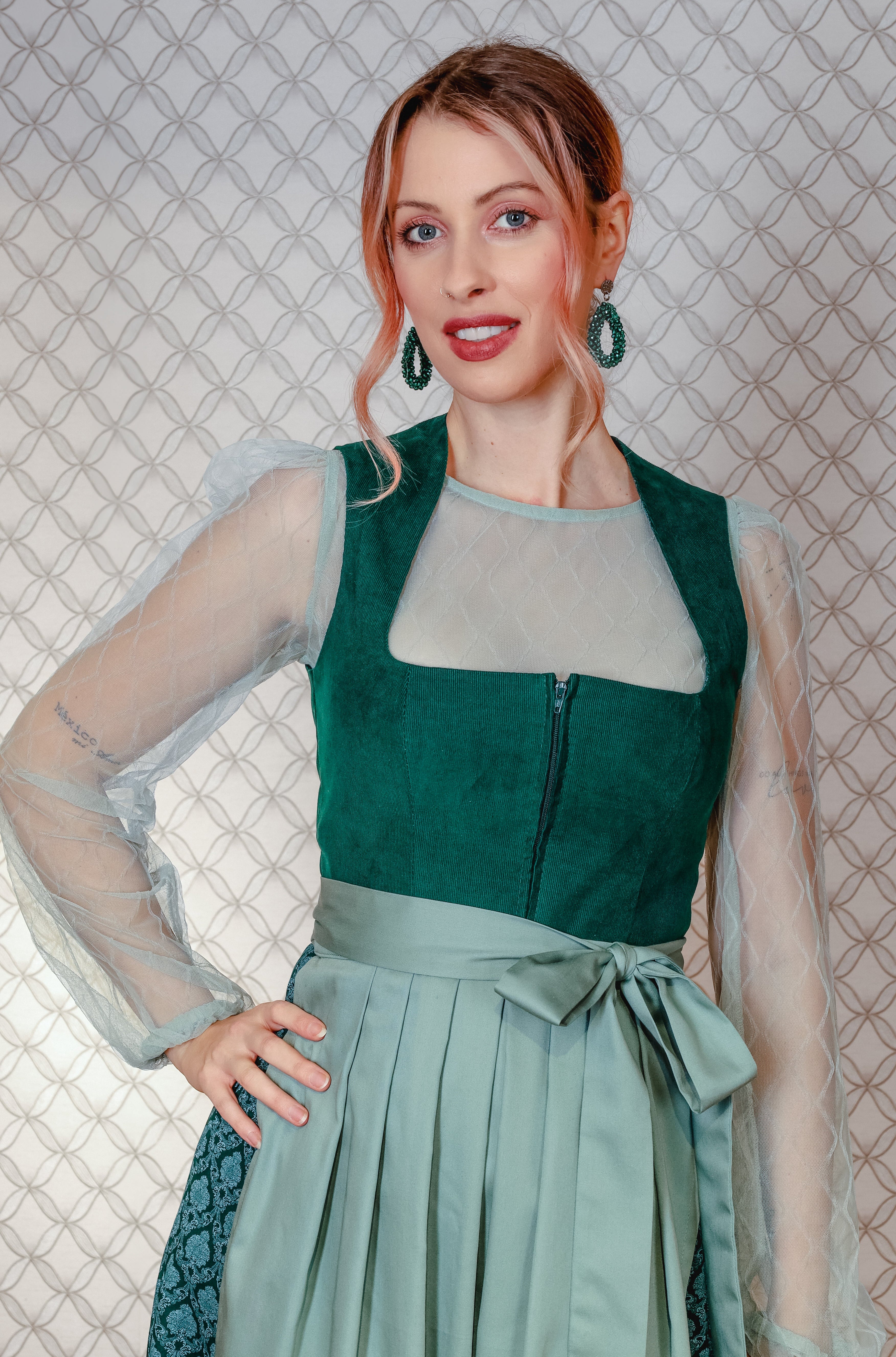 Corddirndl Goldstich grün 75cm