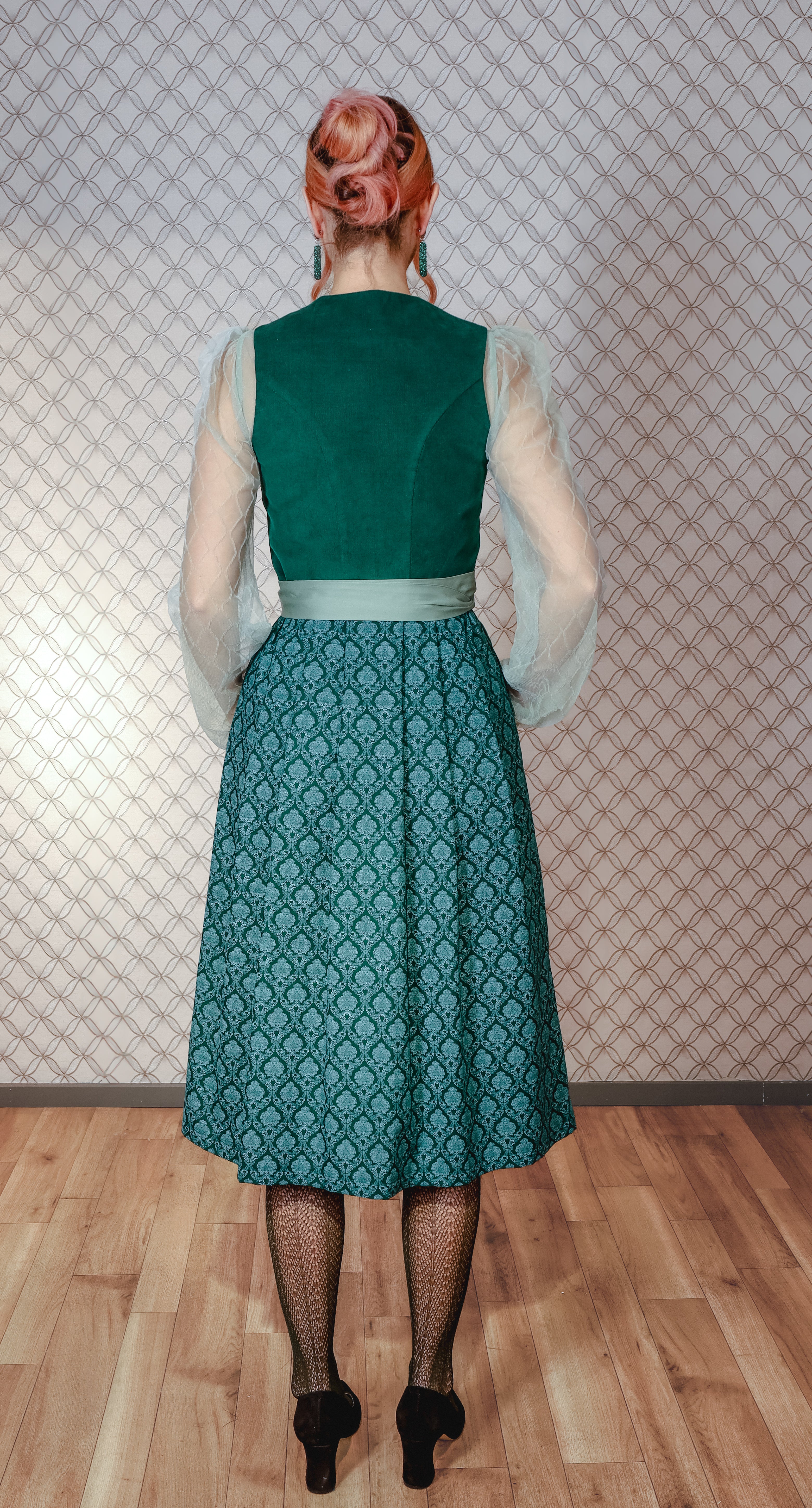 Corddirndl Goldstich grün 75cm