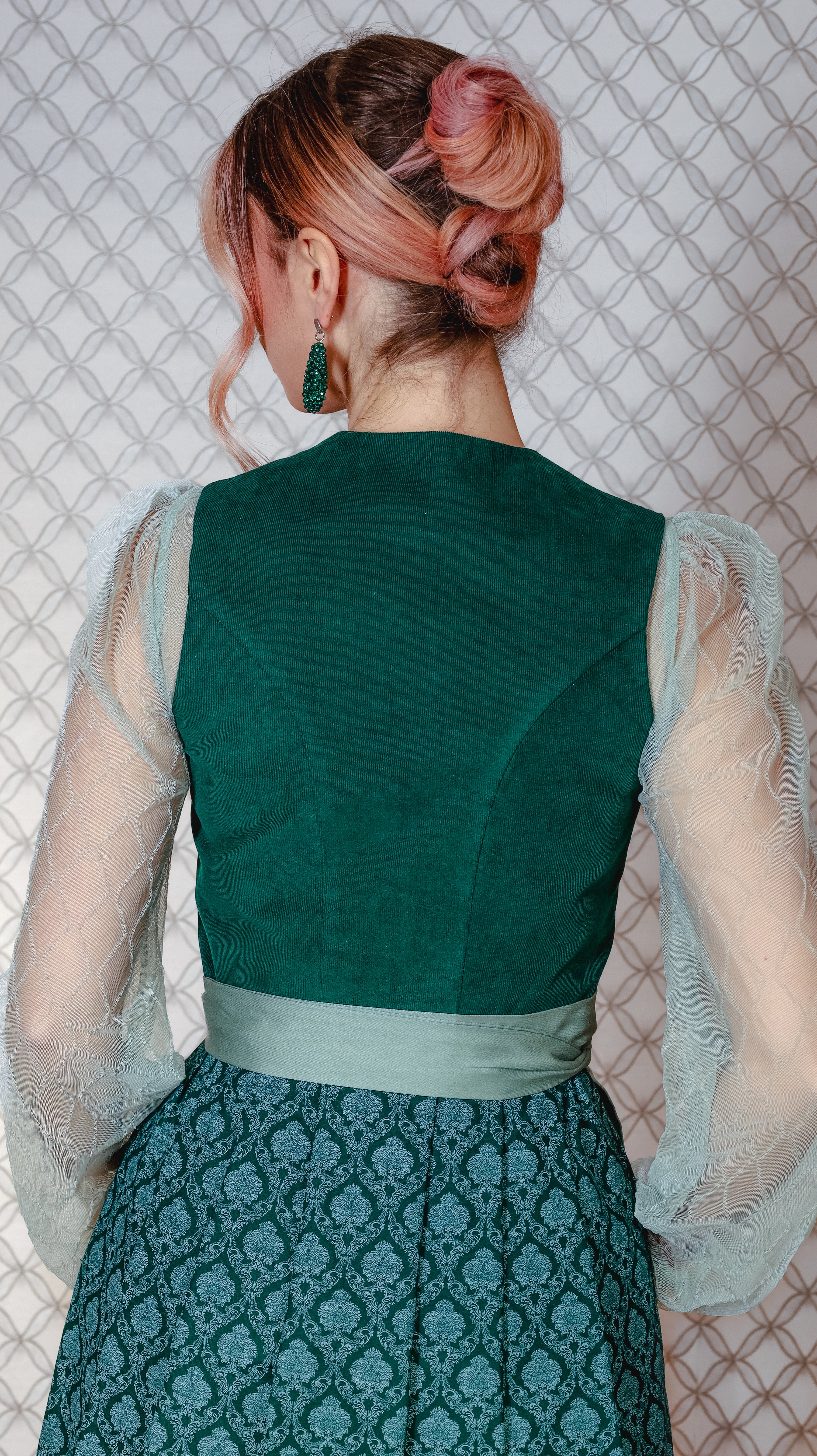 Corddirndl Goldstich grün 75cm