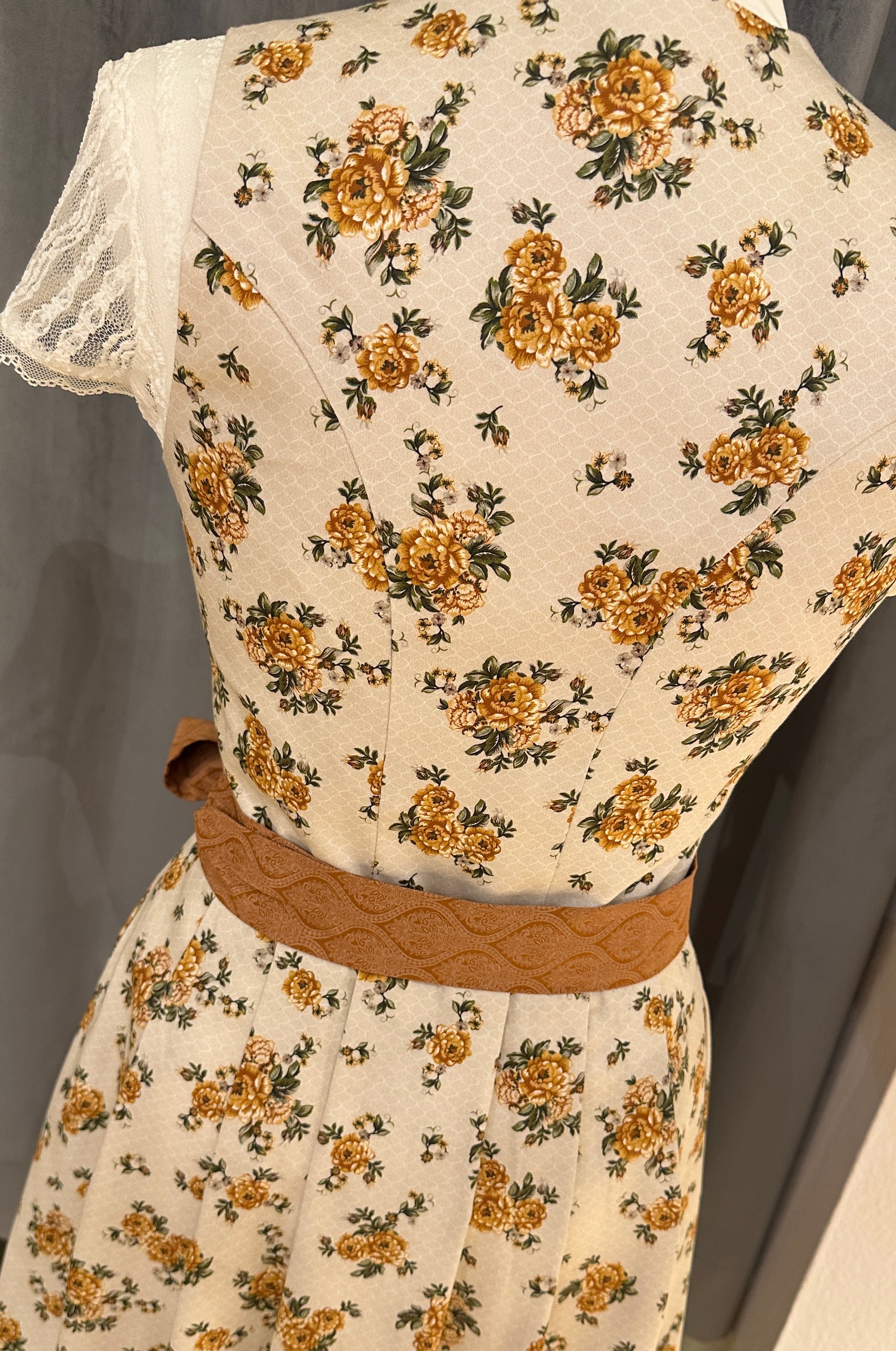 Dirndl Goldstich Blumen Rost 75cm