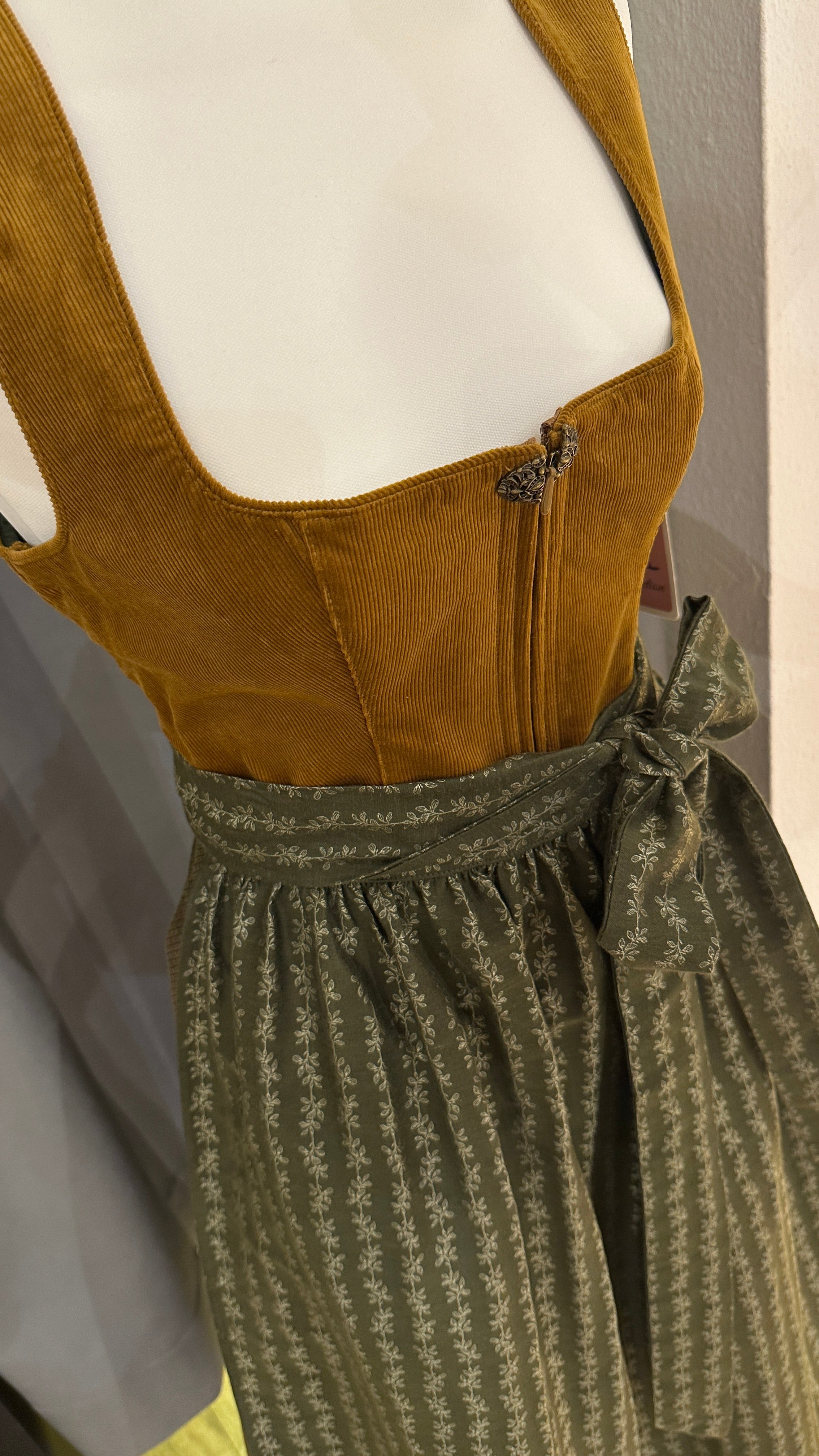 Samtdirndl Marjo in Bernstein/Farn 75cm