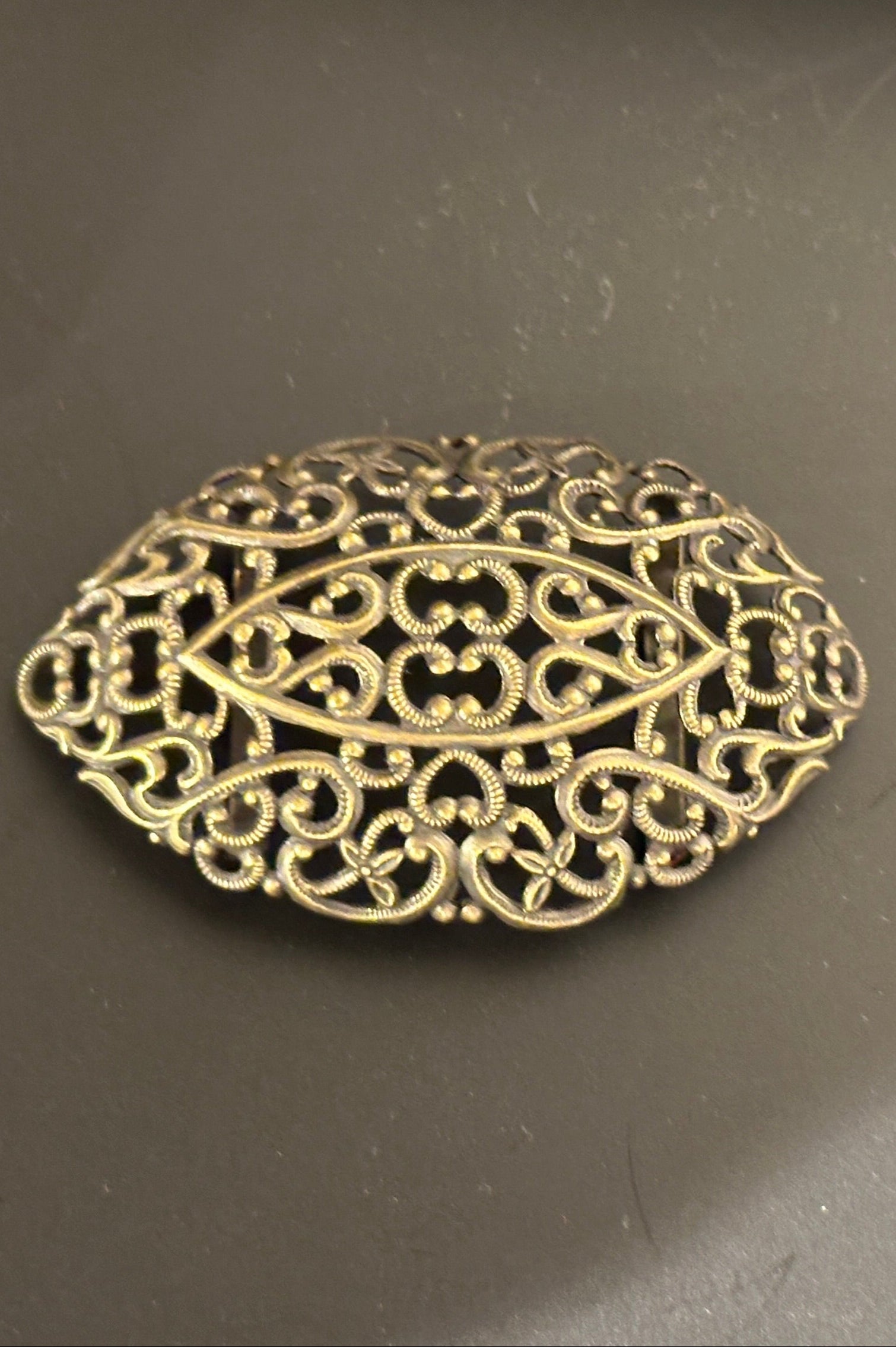Schürzenspange oval altgold