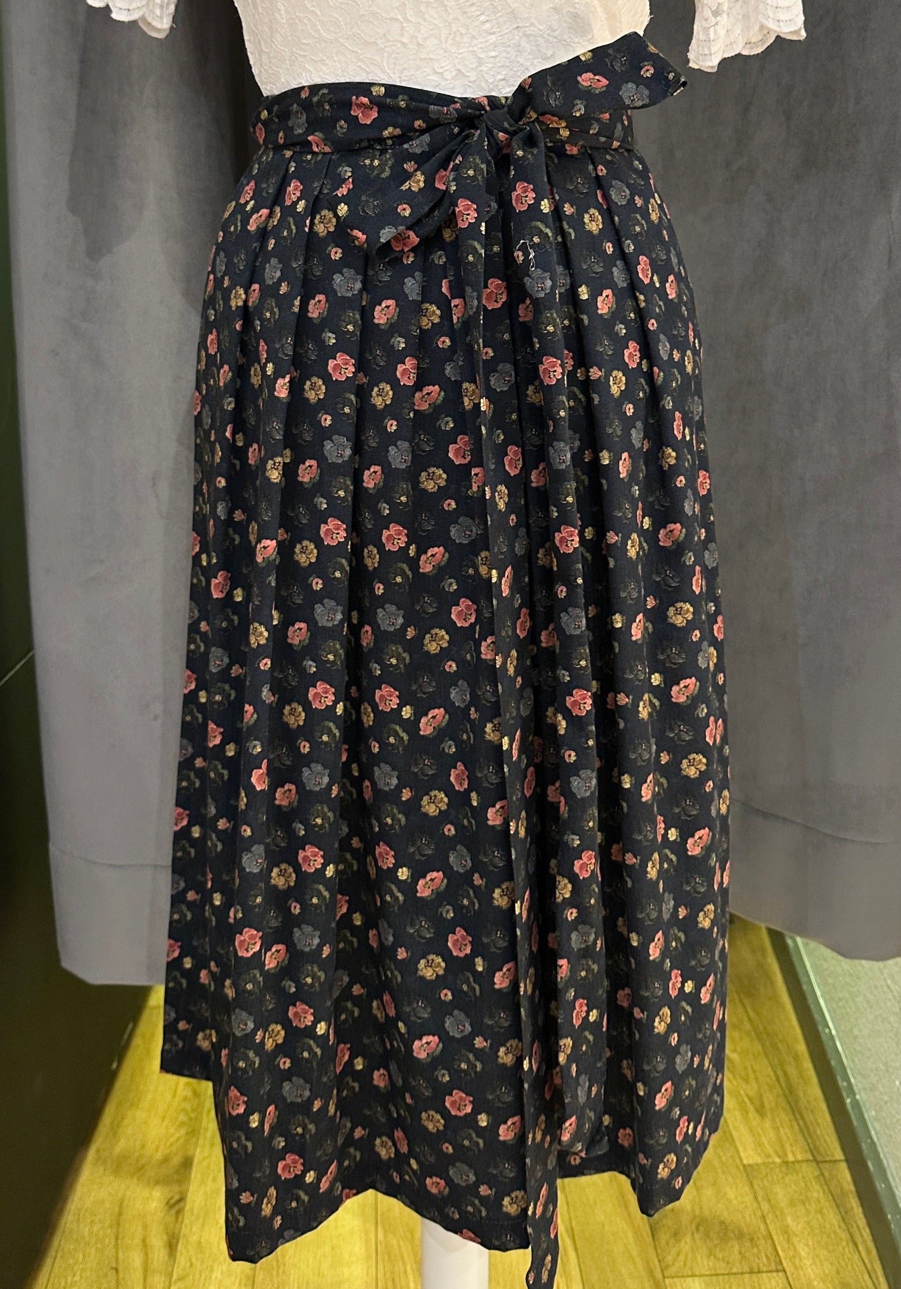 Dirndlschürze Goldstich dunkelblau Blumen 70cm