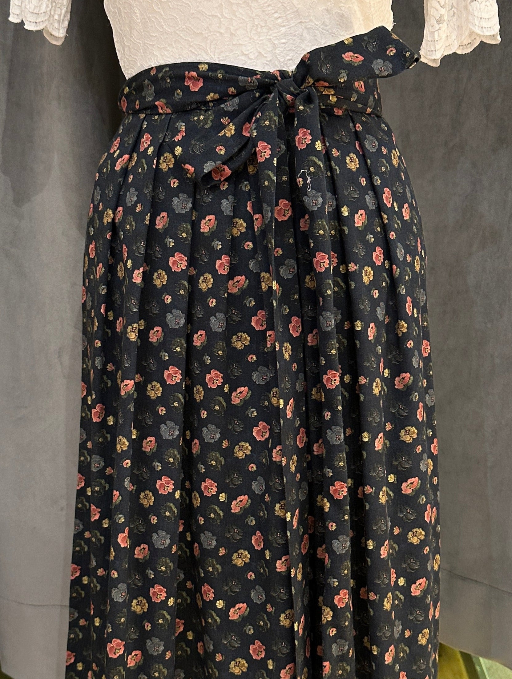 Dirndlschürze Goldstich dunkelblau Blumen 70cm