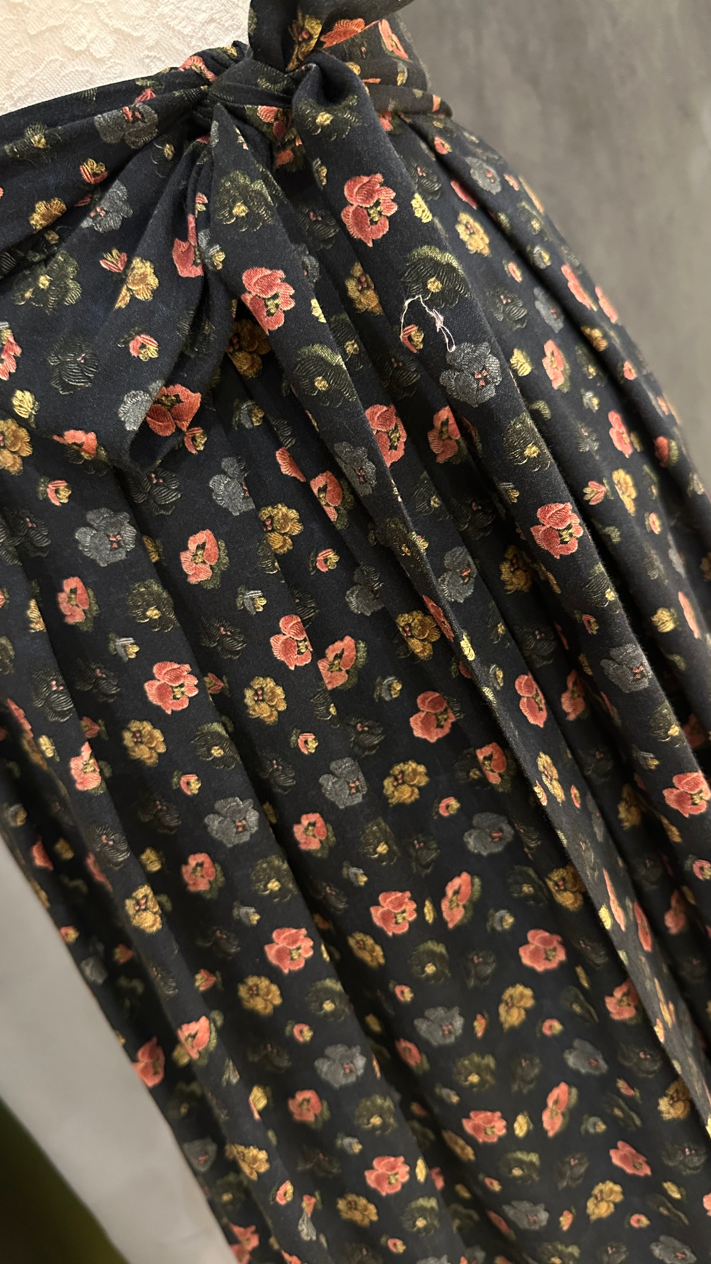 Dirndlschürze Goldstich dunkelblau Blumen 70cm