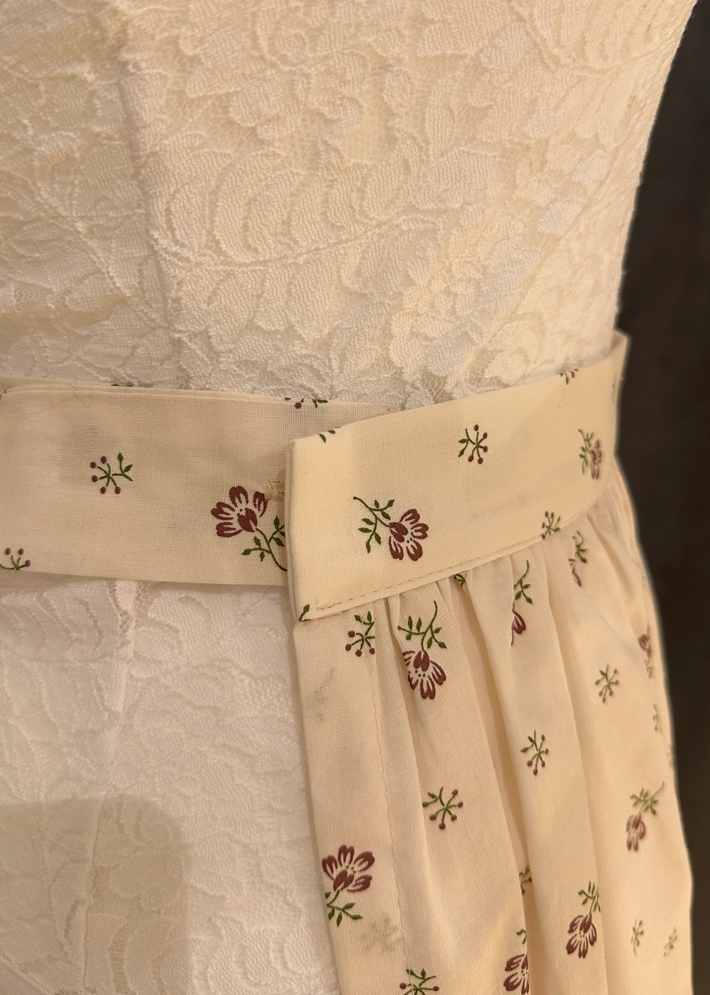 Dirndlschürze Goldstich creme Muster 65cm