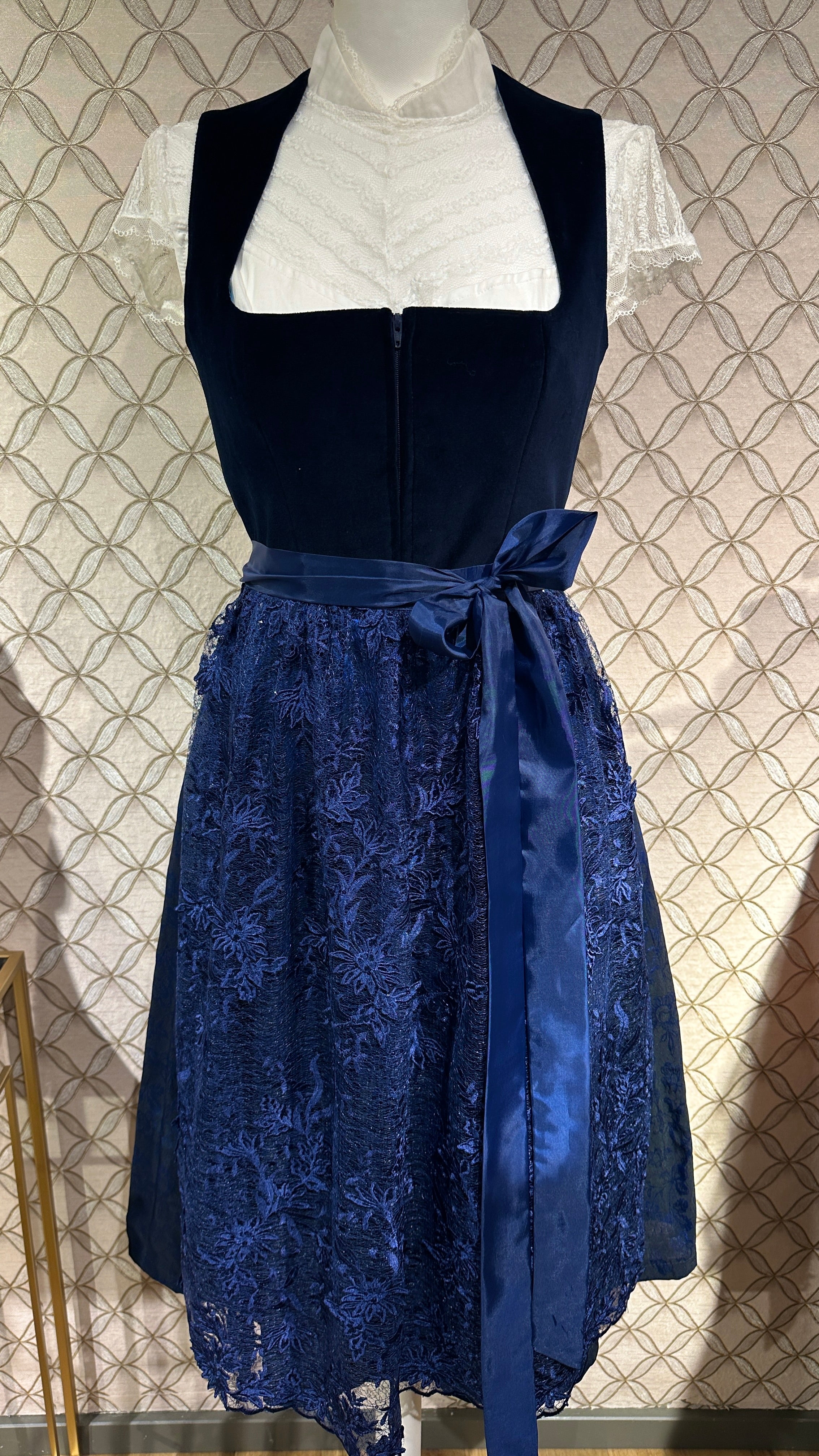 Dirndl Goldstich Samt marine 75cm