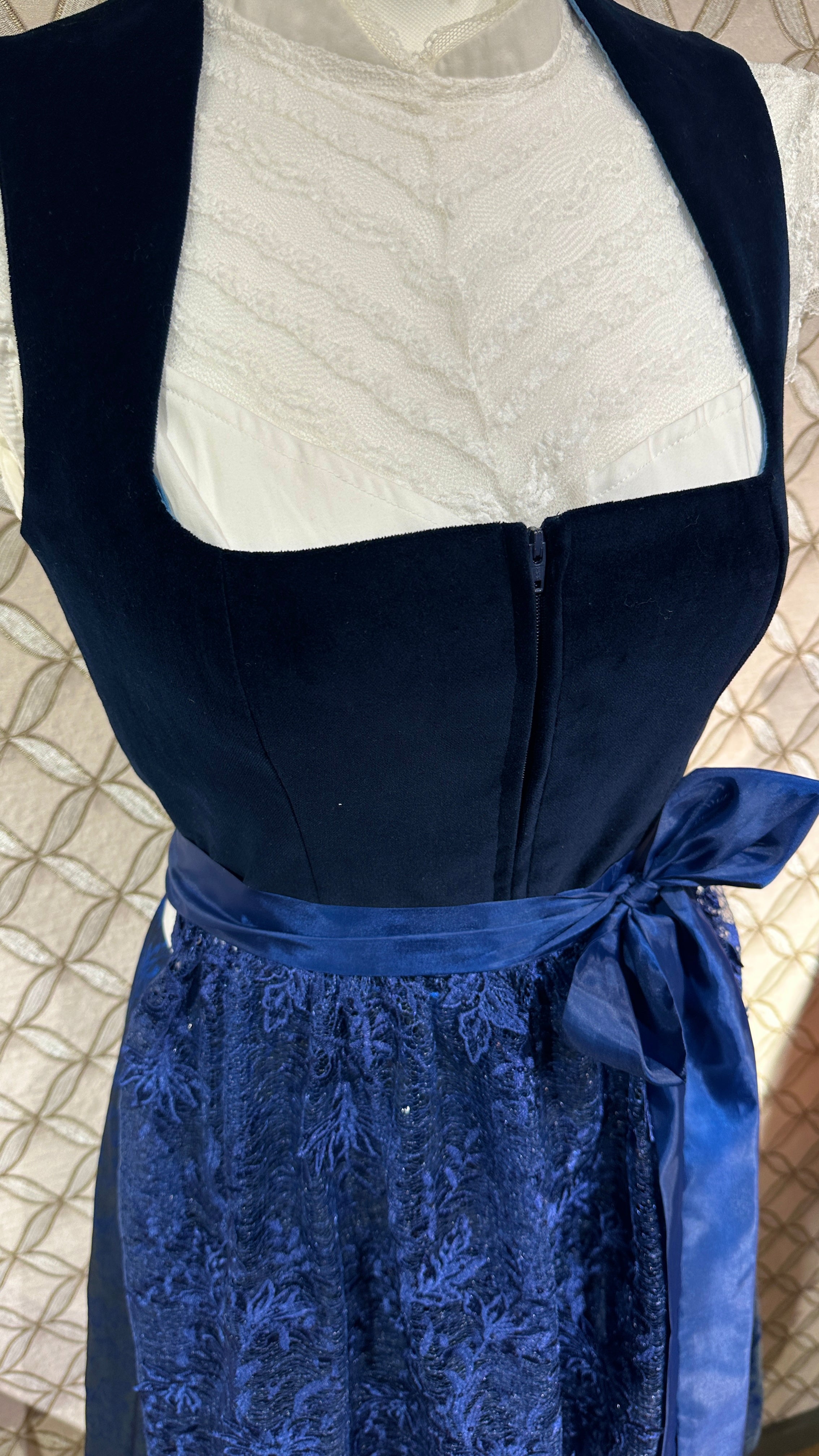 Dirndl Goldstich Samt marine 75cm