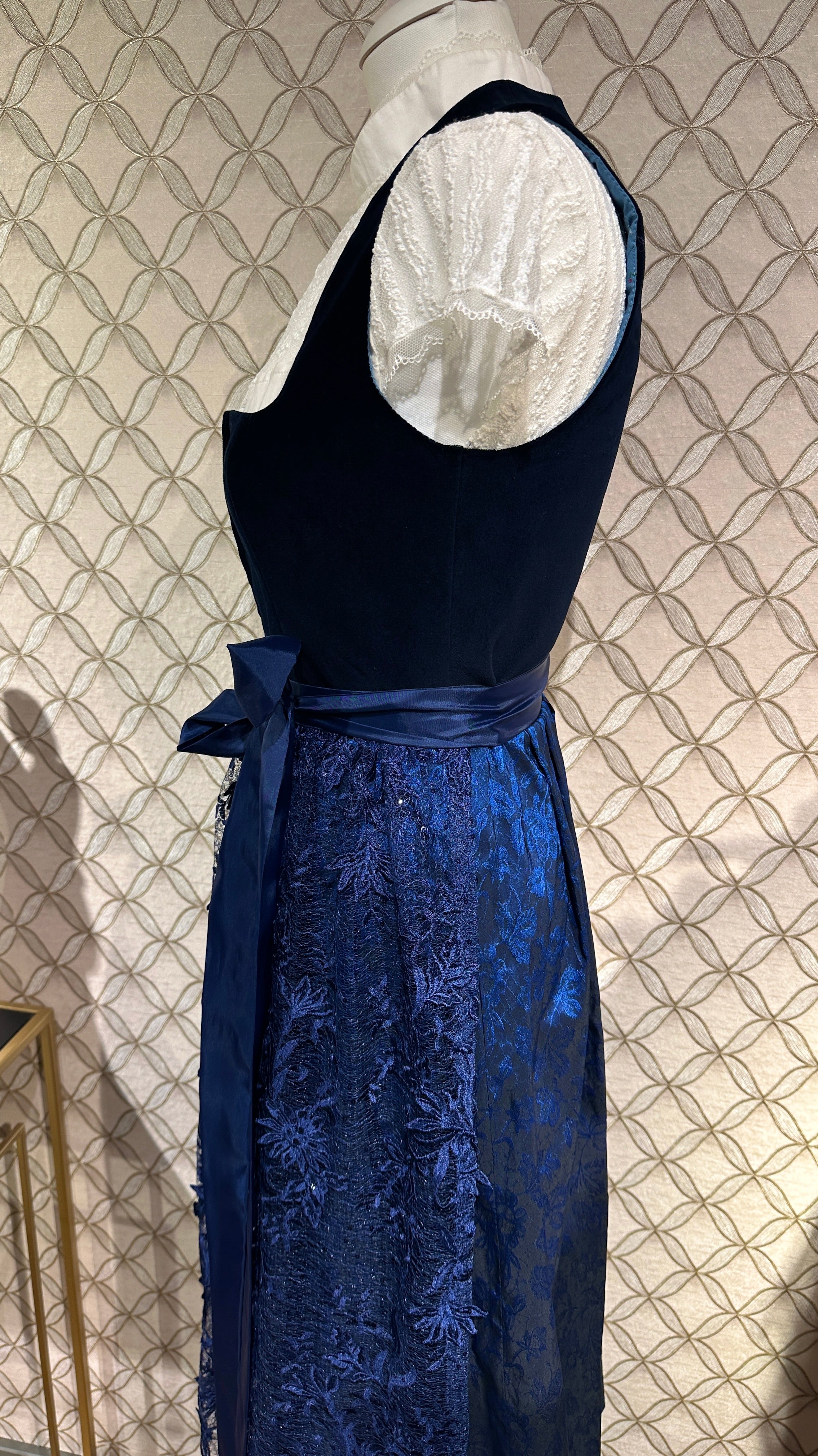 Dirndl Goldstich Samt marine 75cm