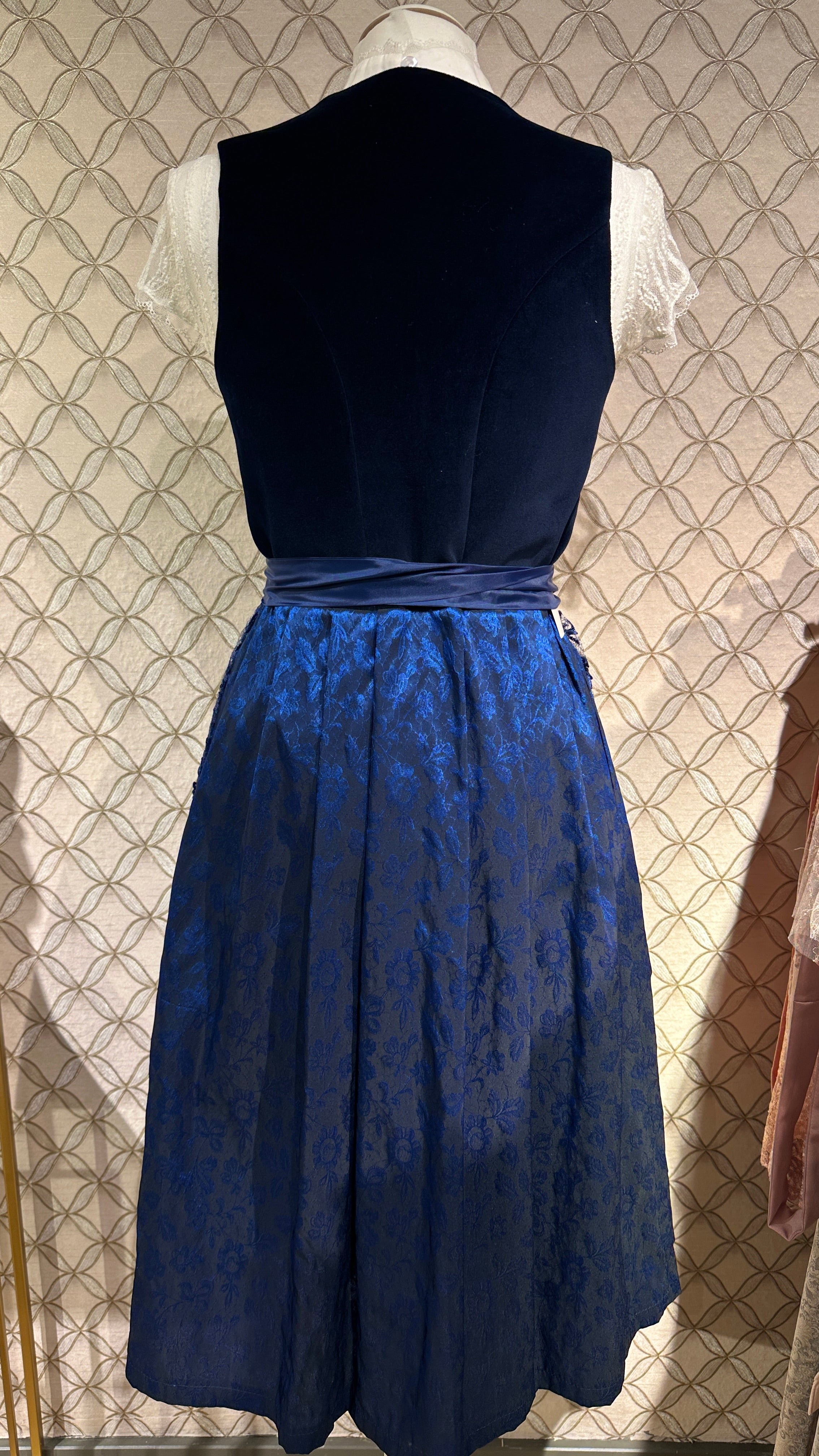 Dirndl Goldstich Samt marine 75cm