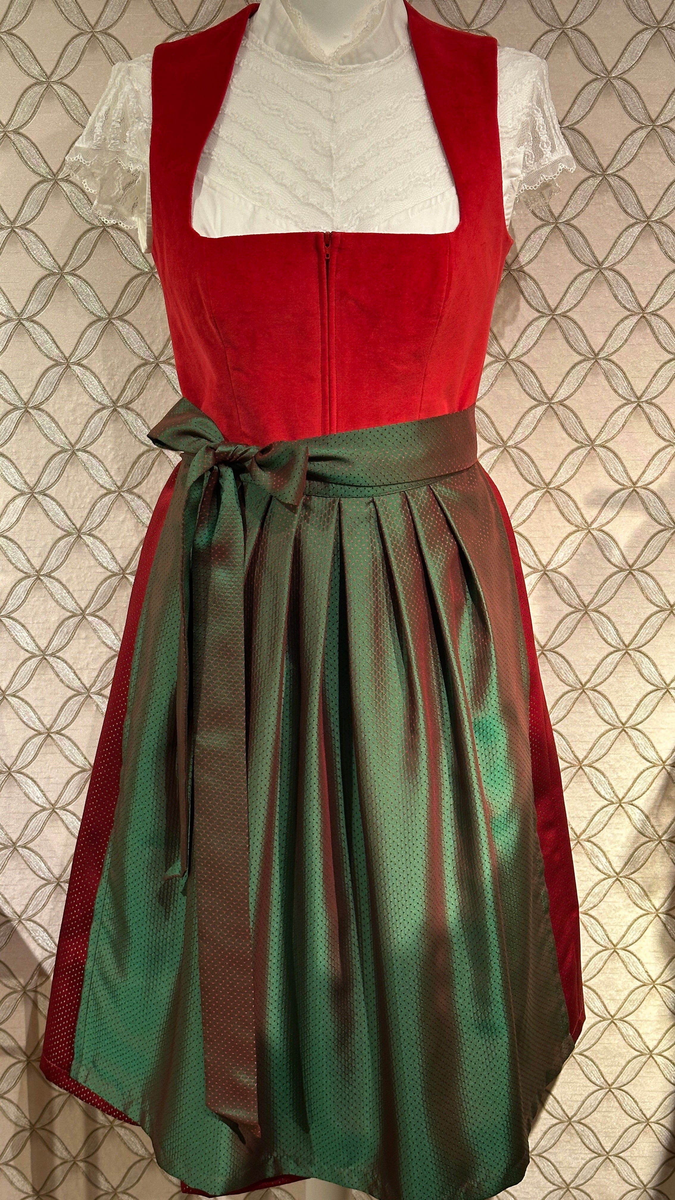 Dirndl Goldstich Samt rot 70cm