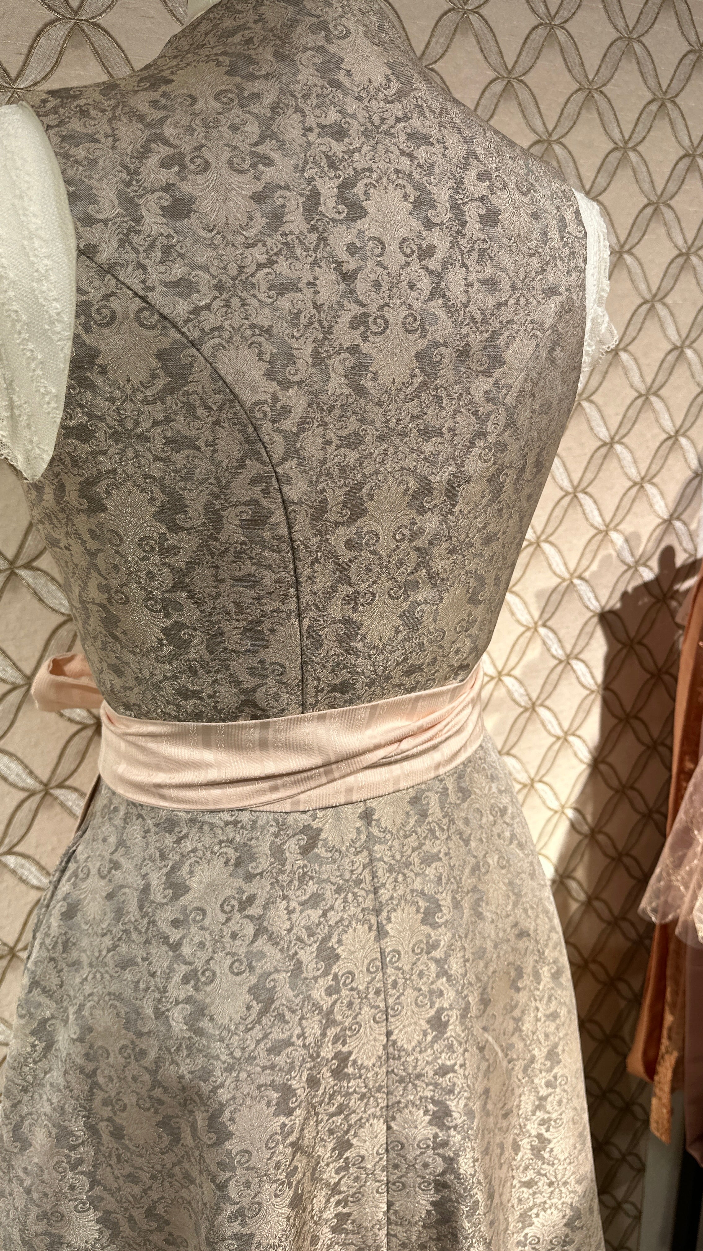 Dirndl Goldstich grau/rose 70cm