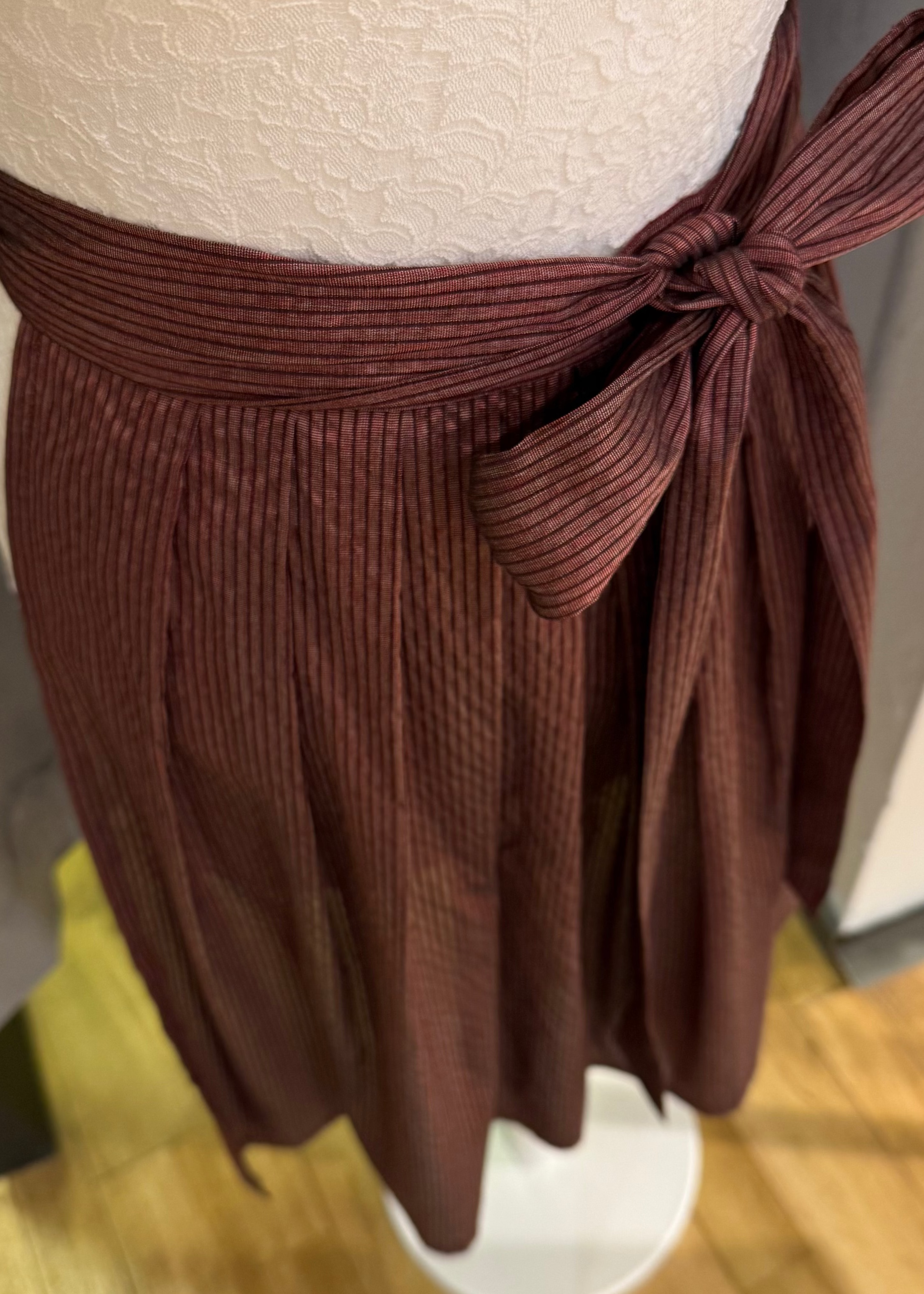 Dirndlschürze Goldstich Streifen weinrot 65cm
