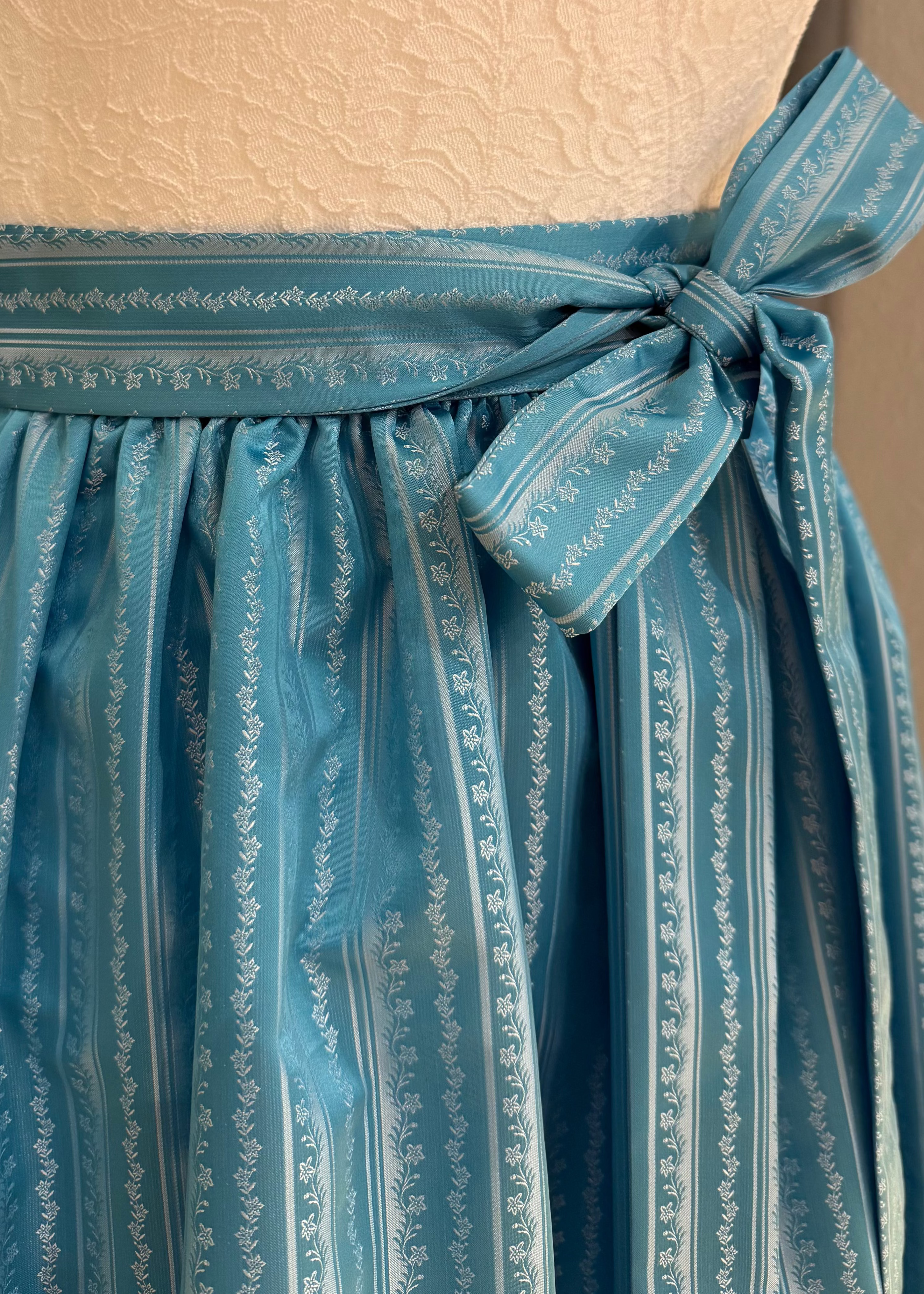 Dirndlschürze Goldstich Streifen hellblau 65cm
