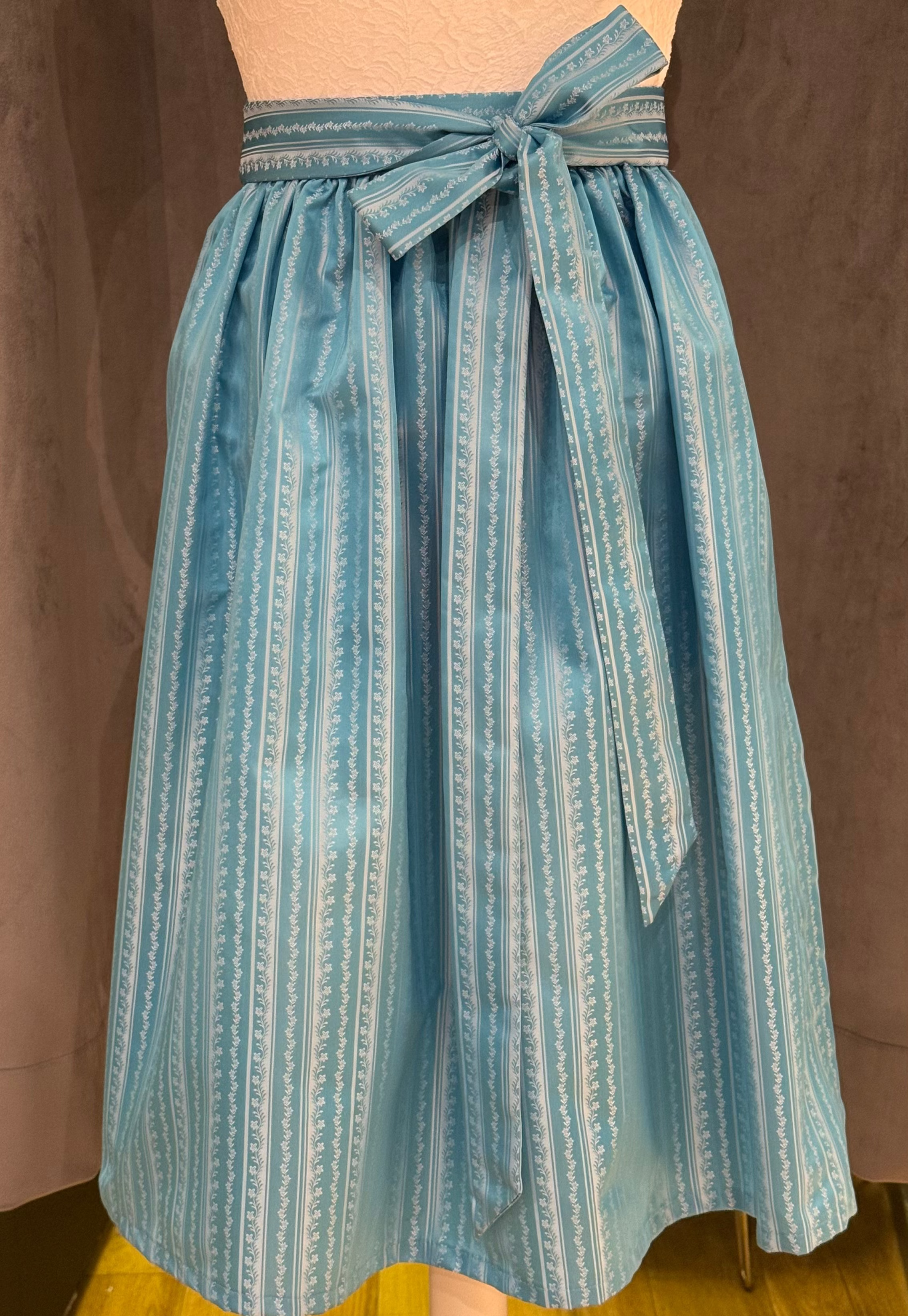 Dirndlschürze Goldstich Streifen hellblau 65cm