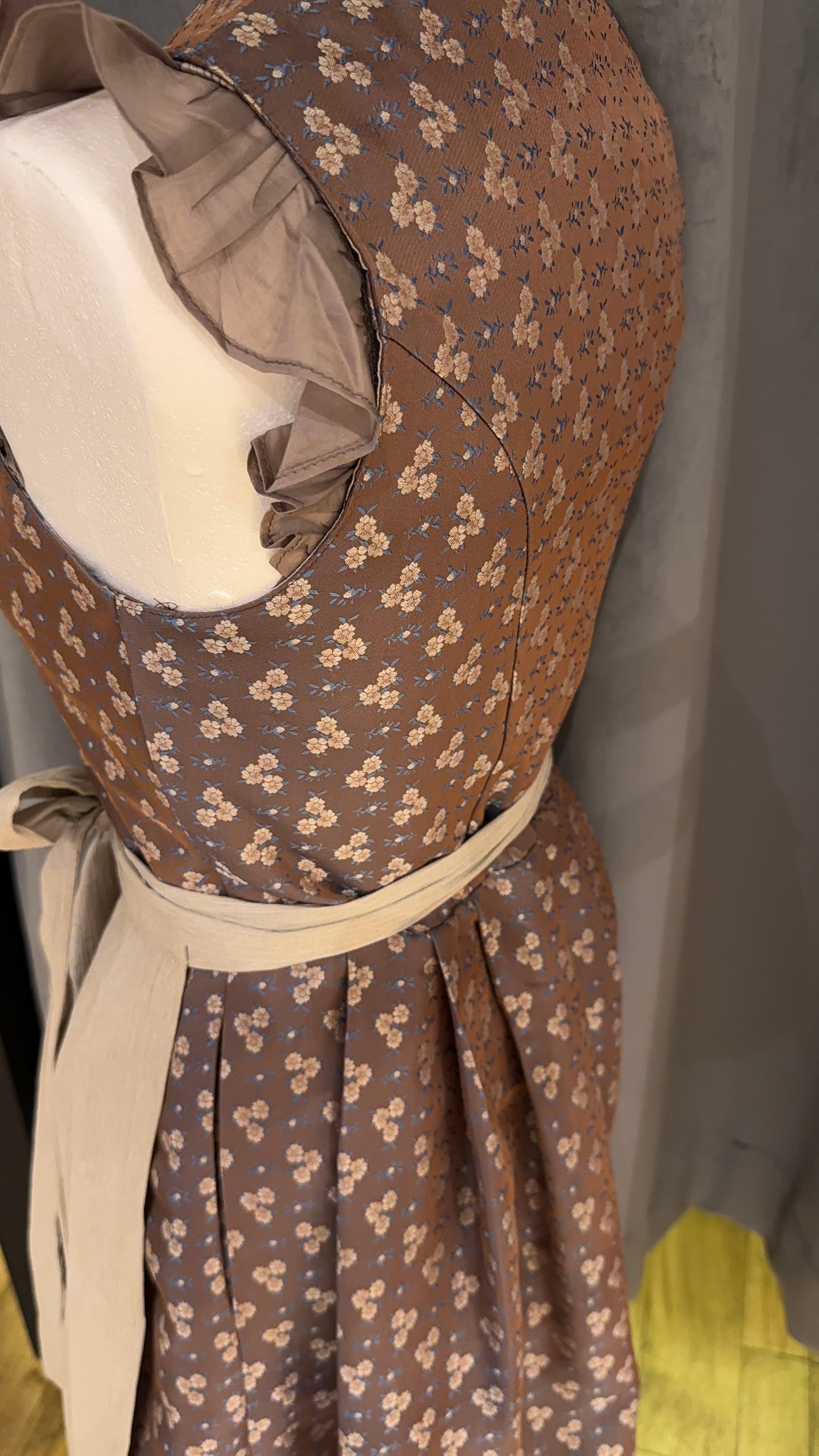 Dirndl Goldstich braun/beige Blumen 70cm