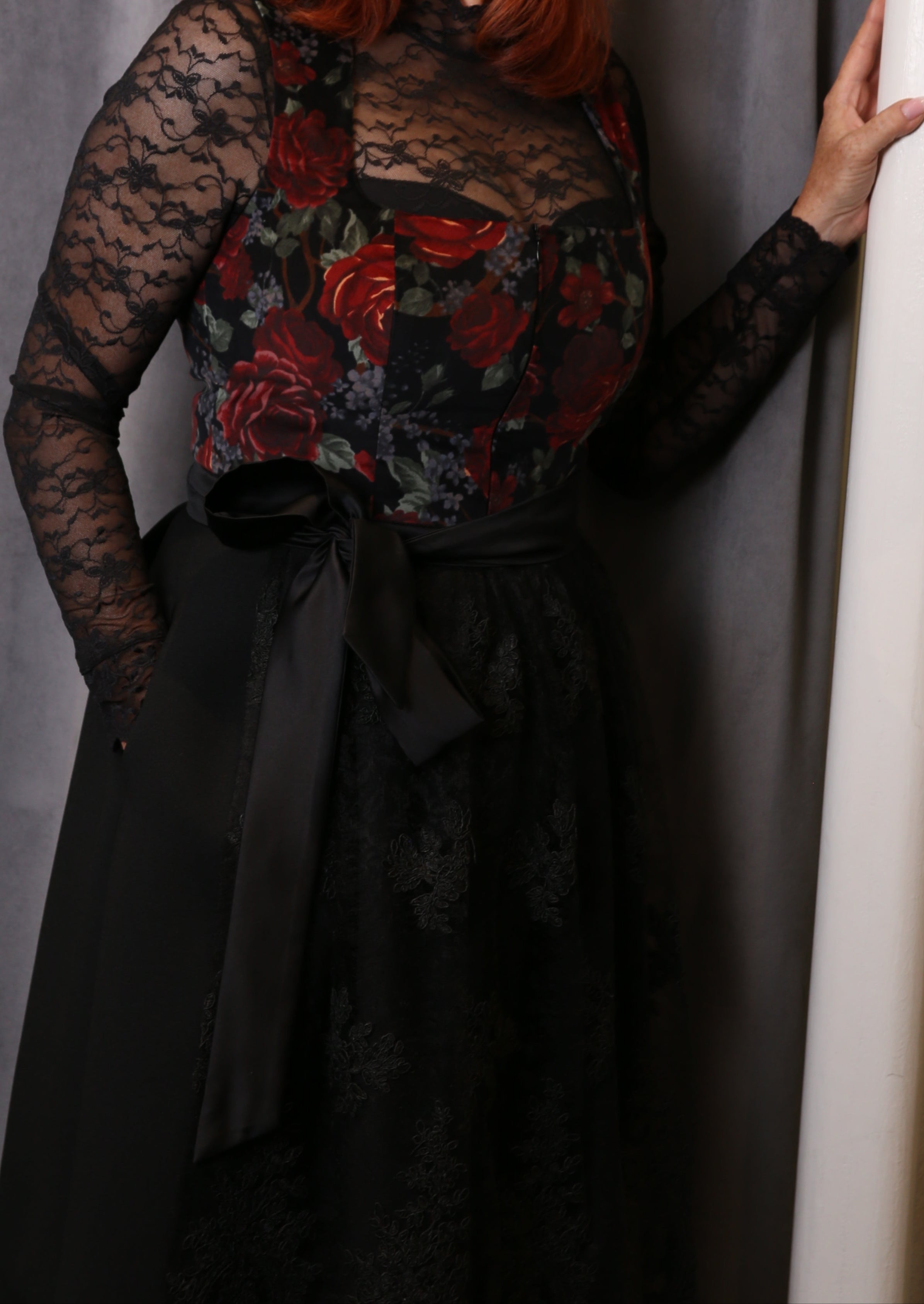 Dirndl Goldstich Samt Blumen schwarz/weinrot 70cm