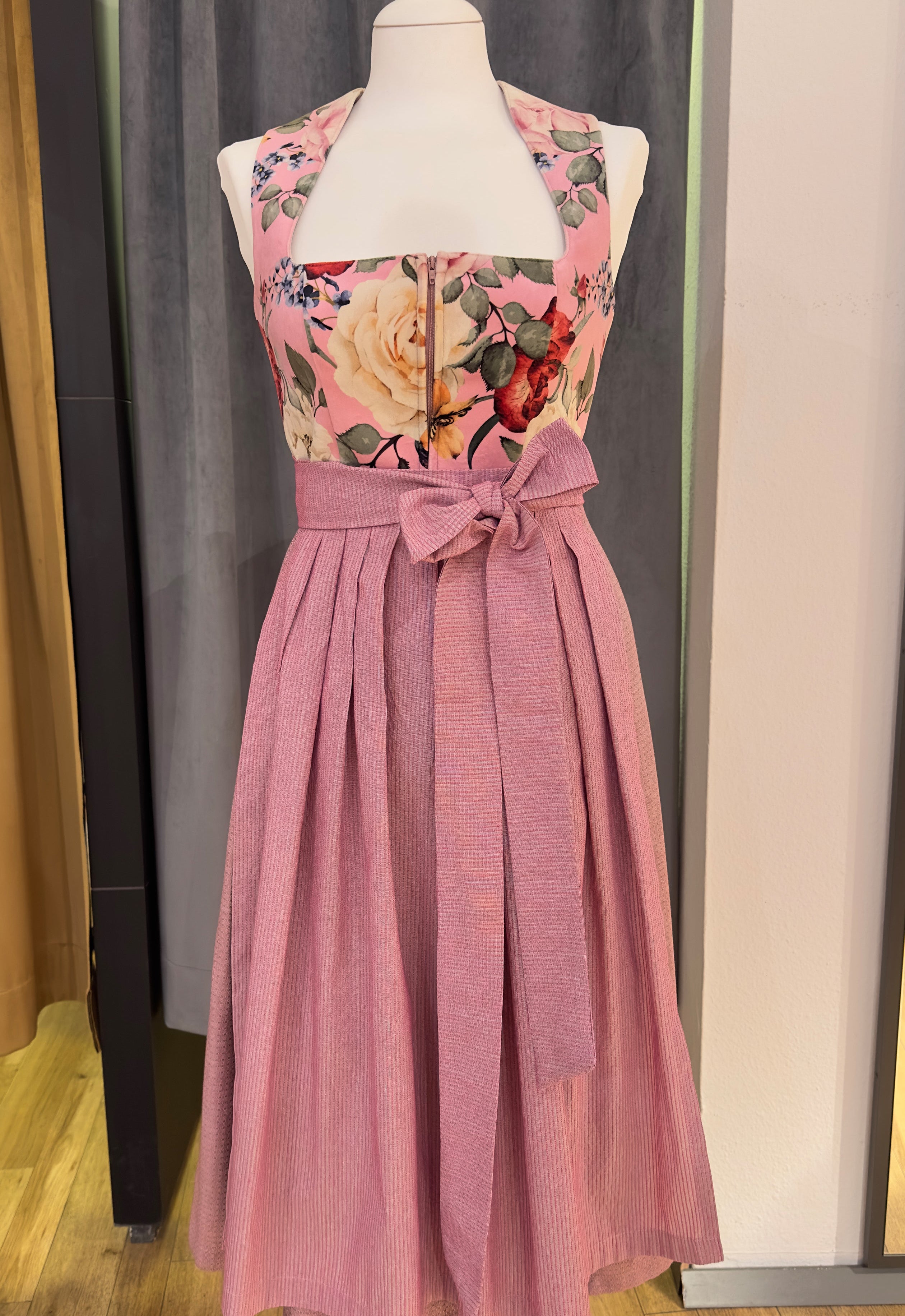 Samtdirndl Goldstich Blumen Rosa 75cm