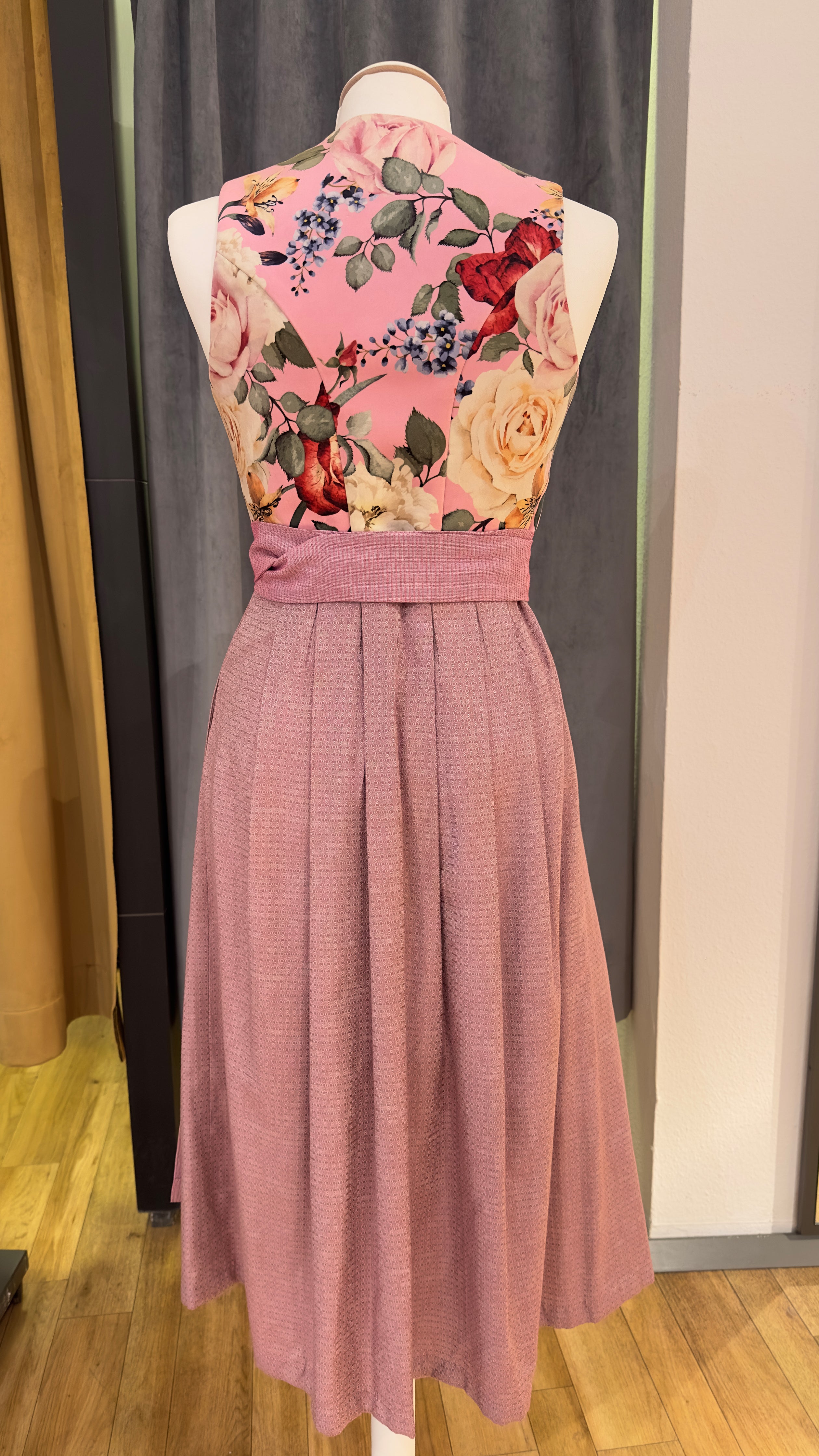 Samtdirndl Goldstich Blumen Rosa 75cm