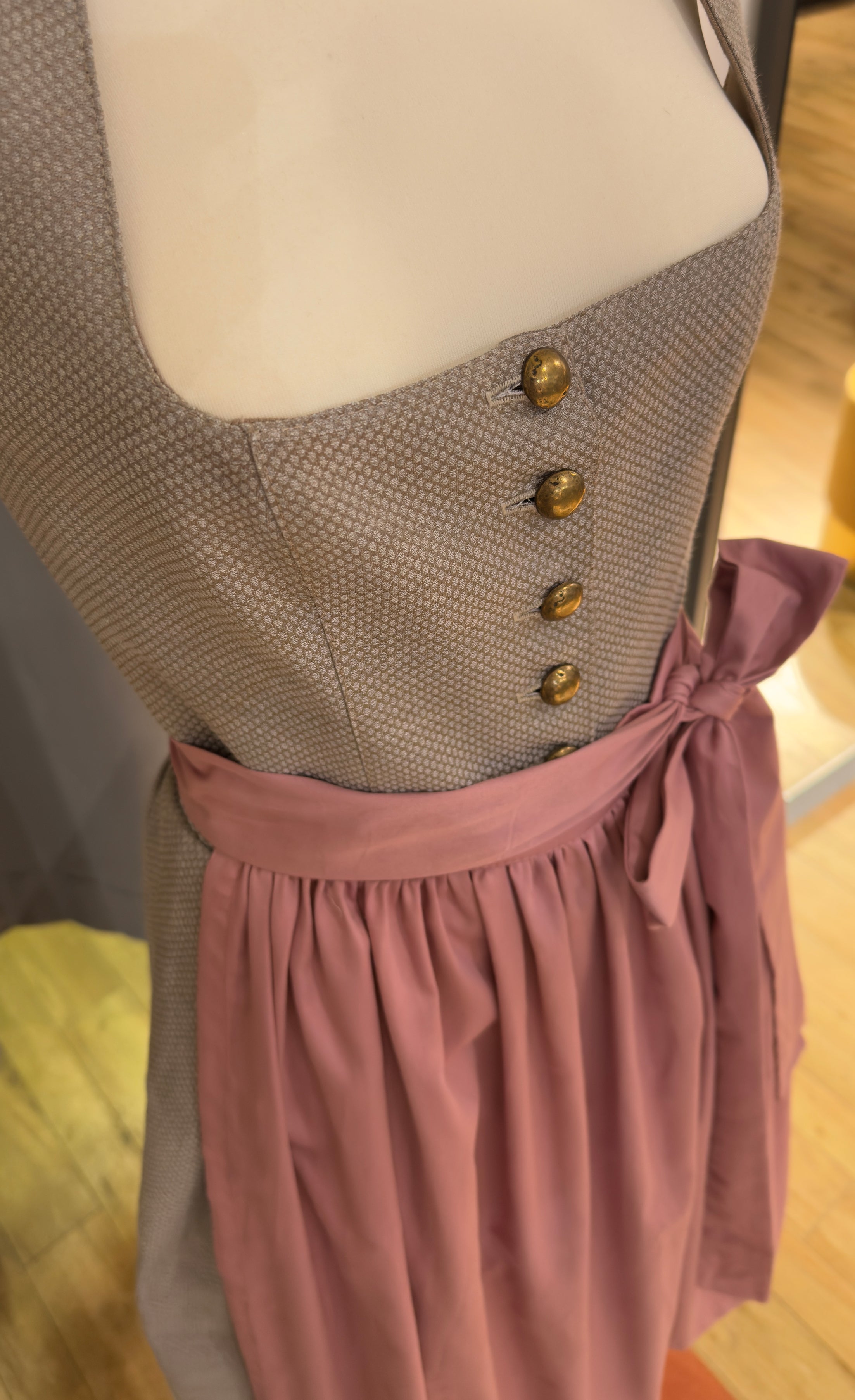 Dirndl Goldstich braun/grau mit rosa Schürze 75cm