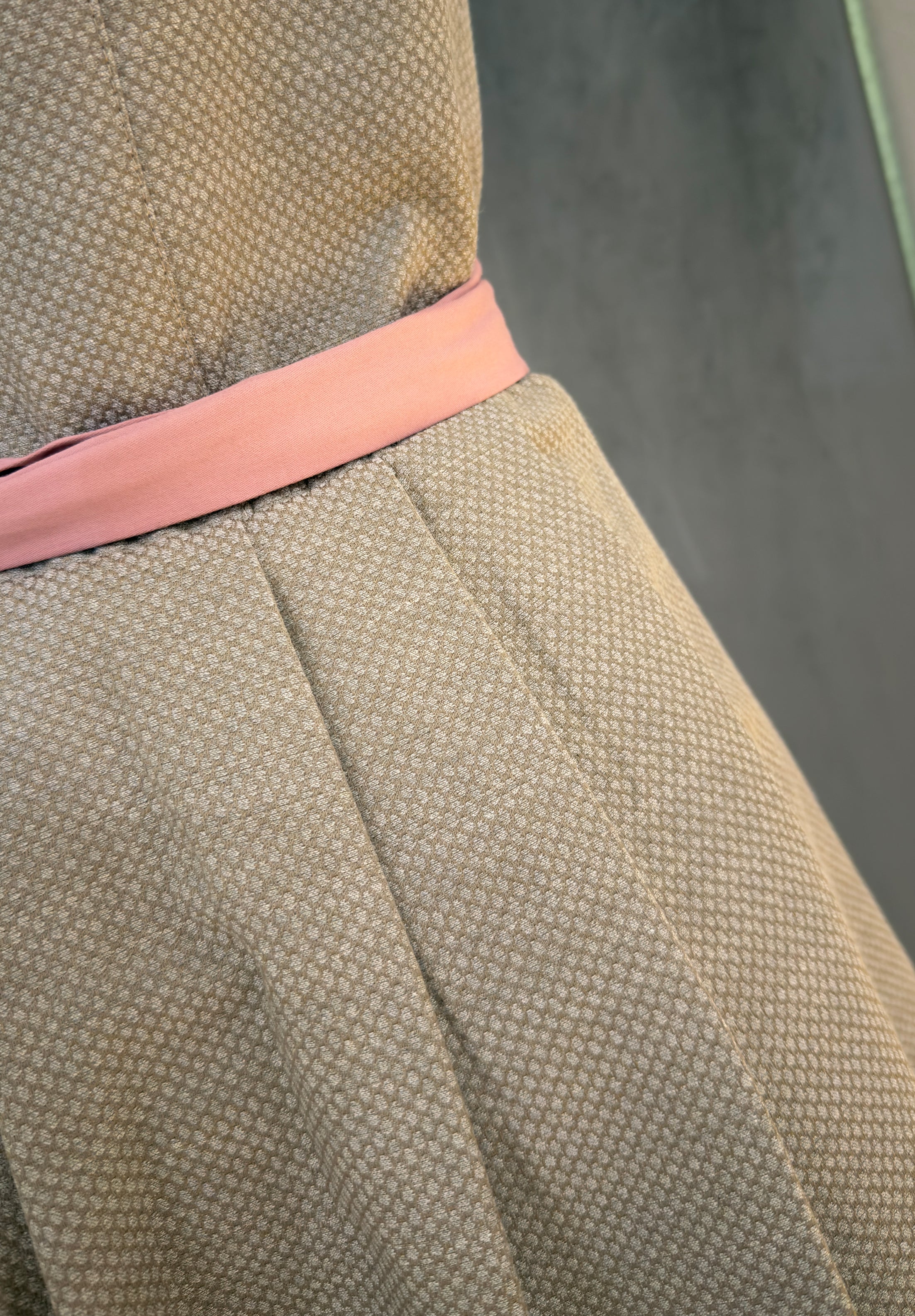 Dirndl Goldstich braun/grau mit rosa Schürze 75cm