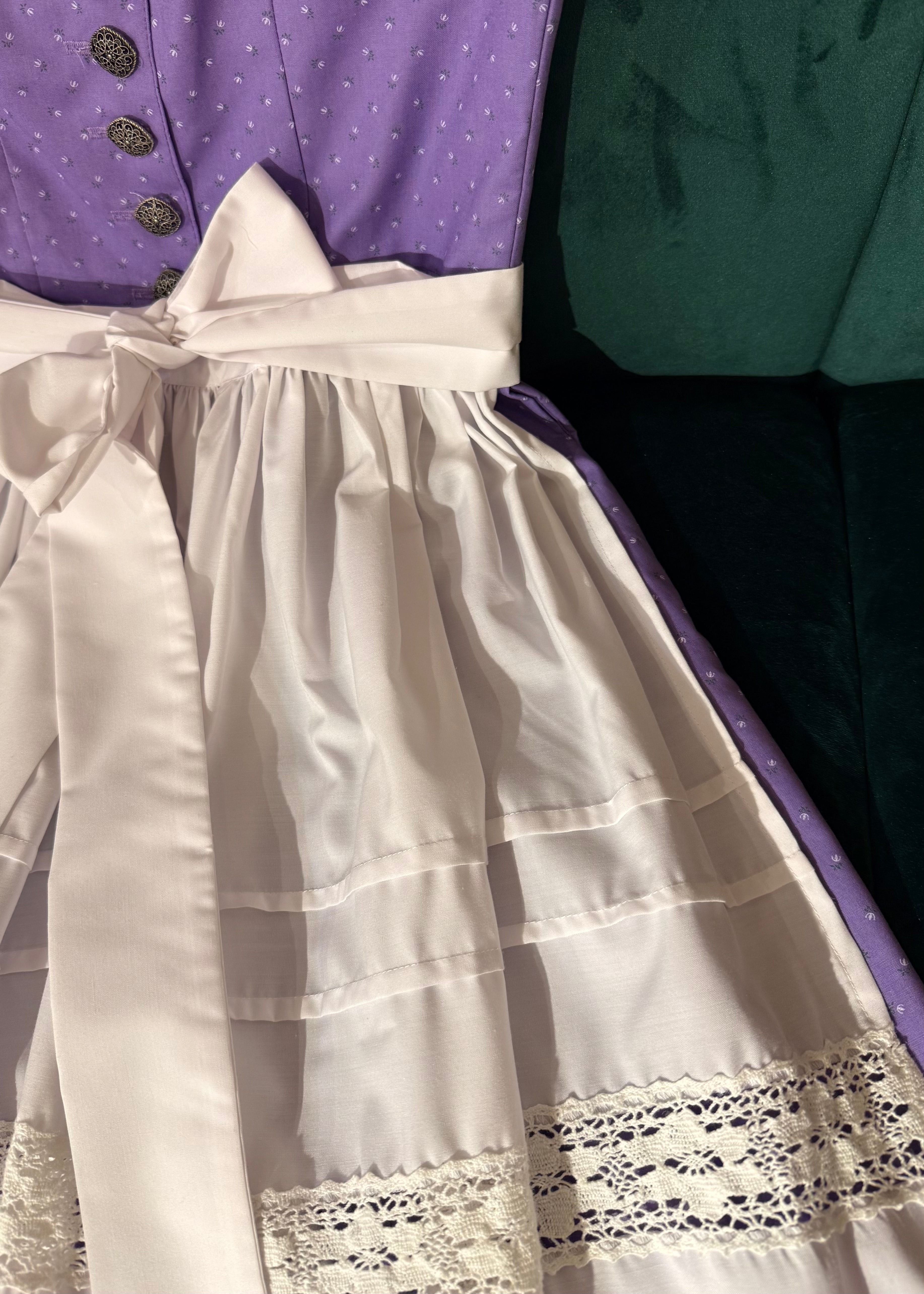 Dirndl Goldstich lila/weiß 60cm