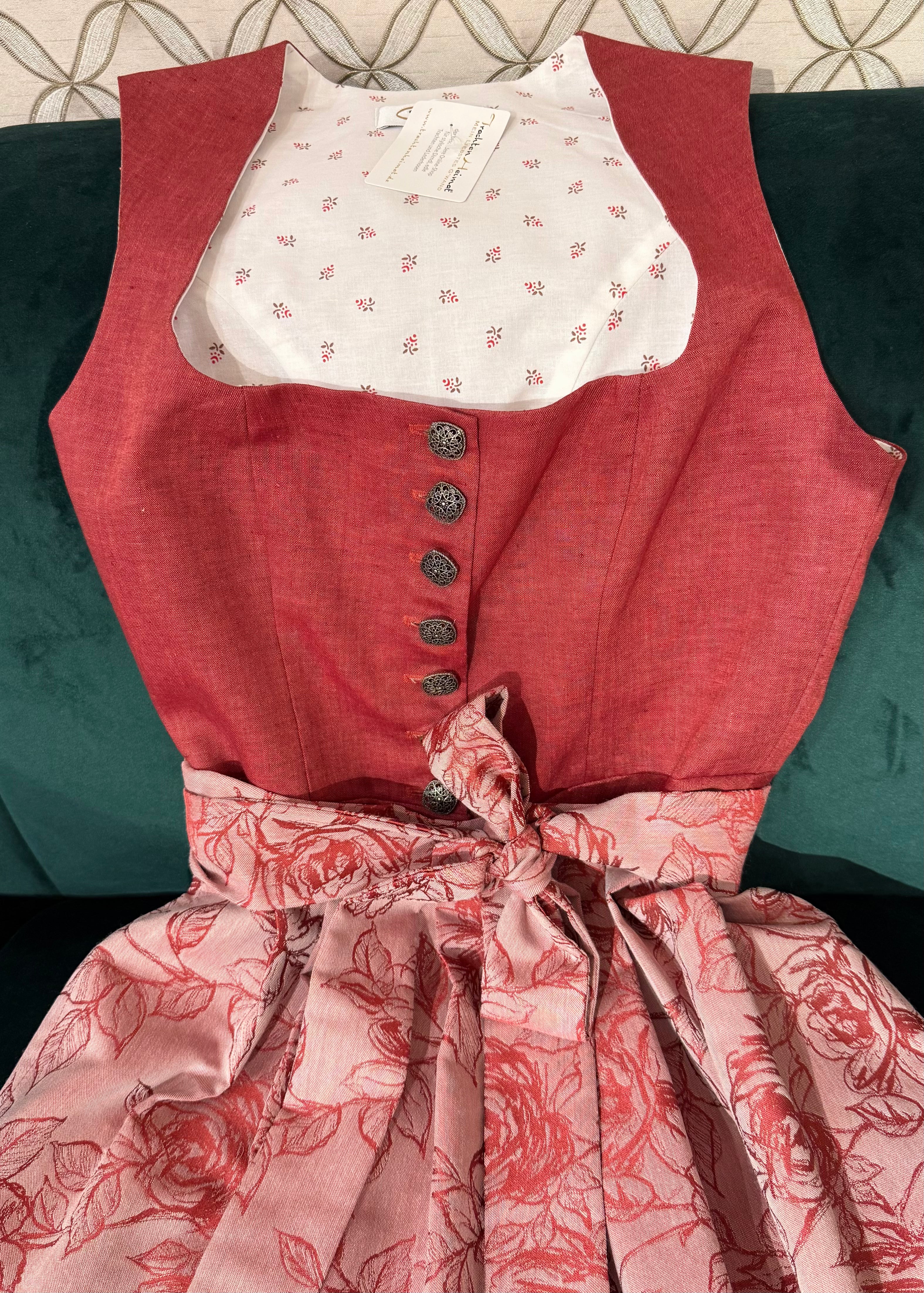 Dirndl Goldstich blassrot Blumen 70cm