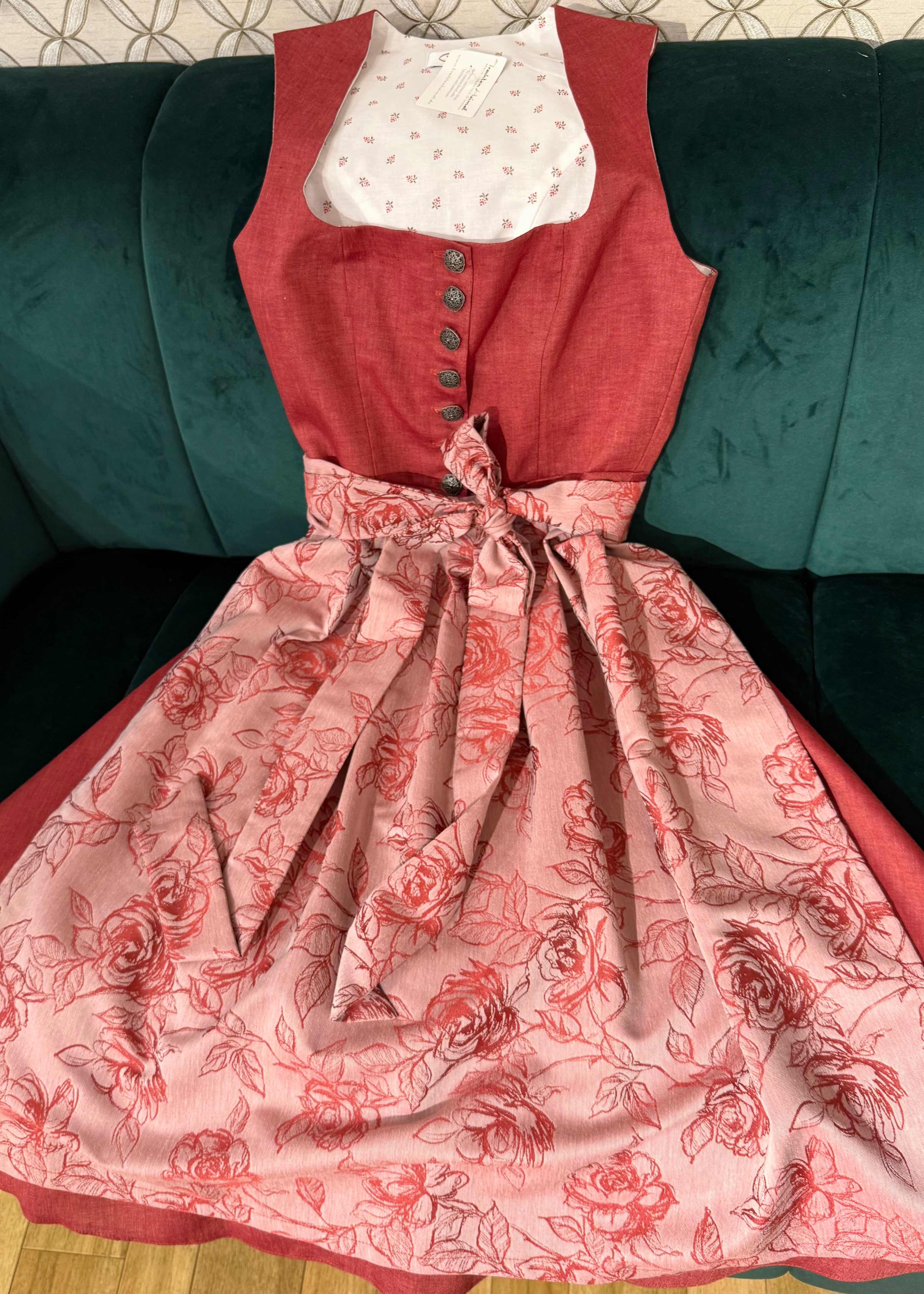 Dirndl Goldstich blassrot Blumen 70cm