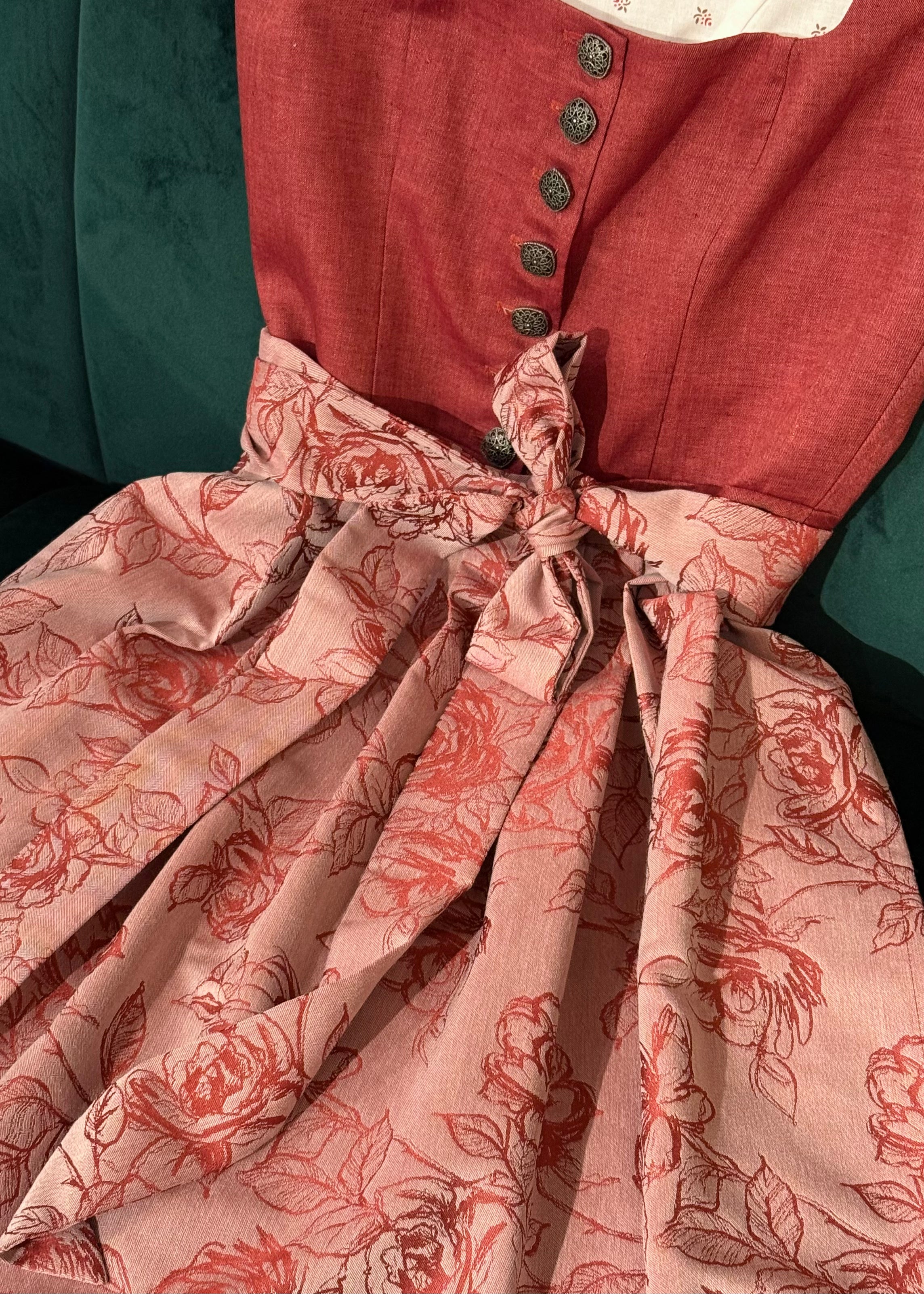 Dirndl Goldstich blassrot Blumen 70cm