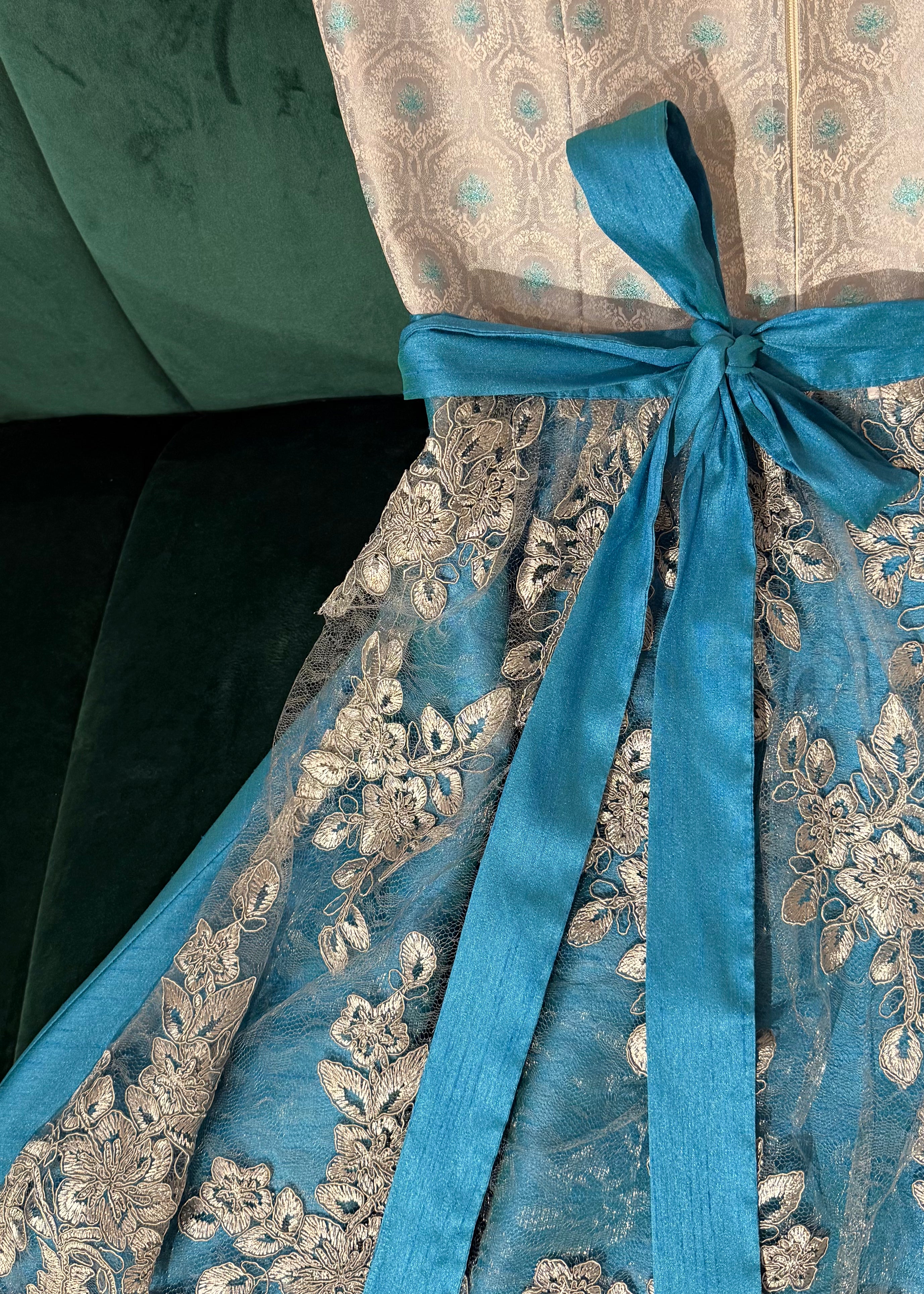 Dirndl Goldstich grau/hellblau mit Spitzen Schürze 70cm