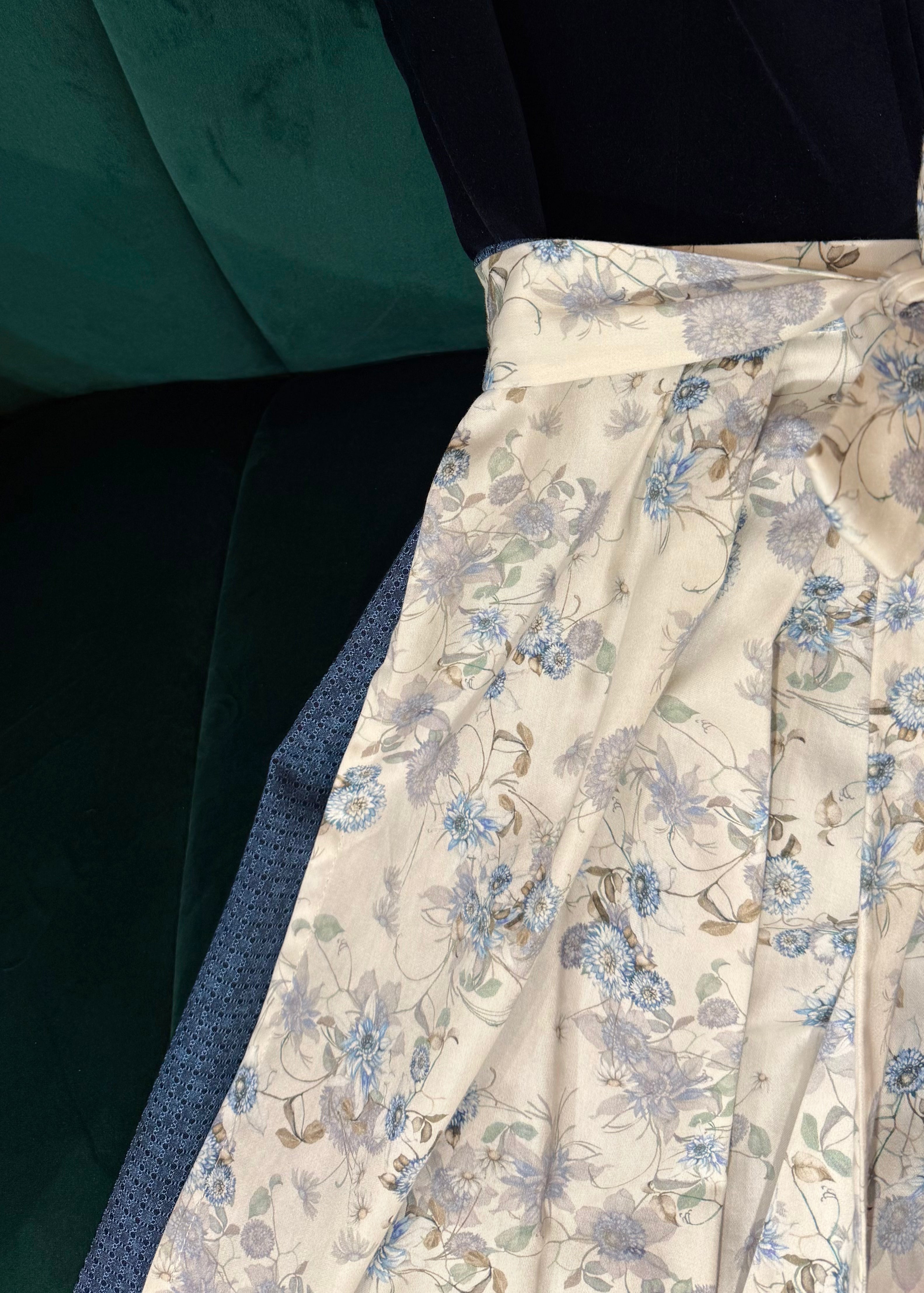 Dirndl Goldstich Samt dunkelblau 74cm