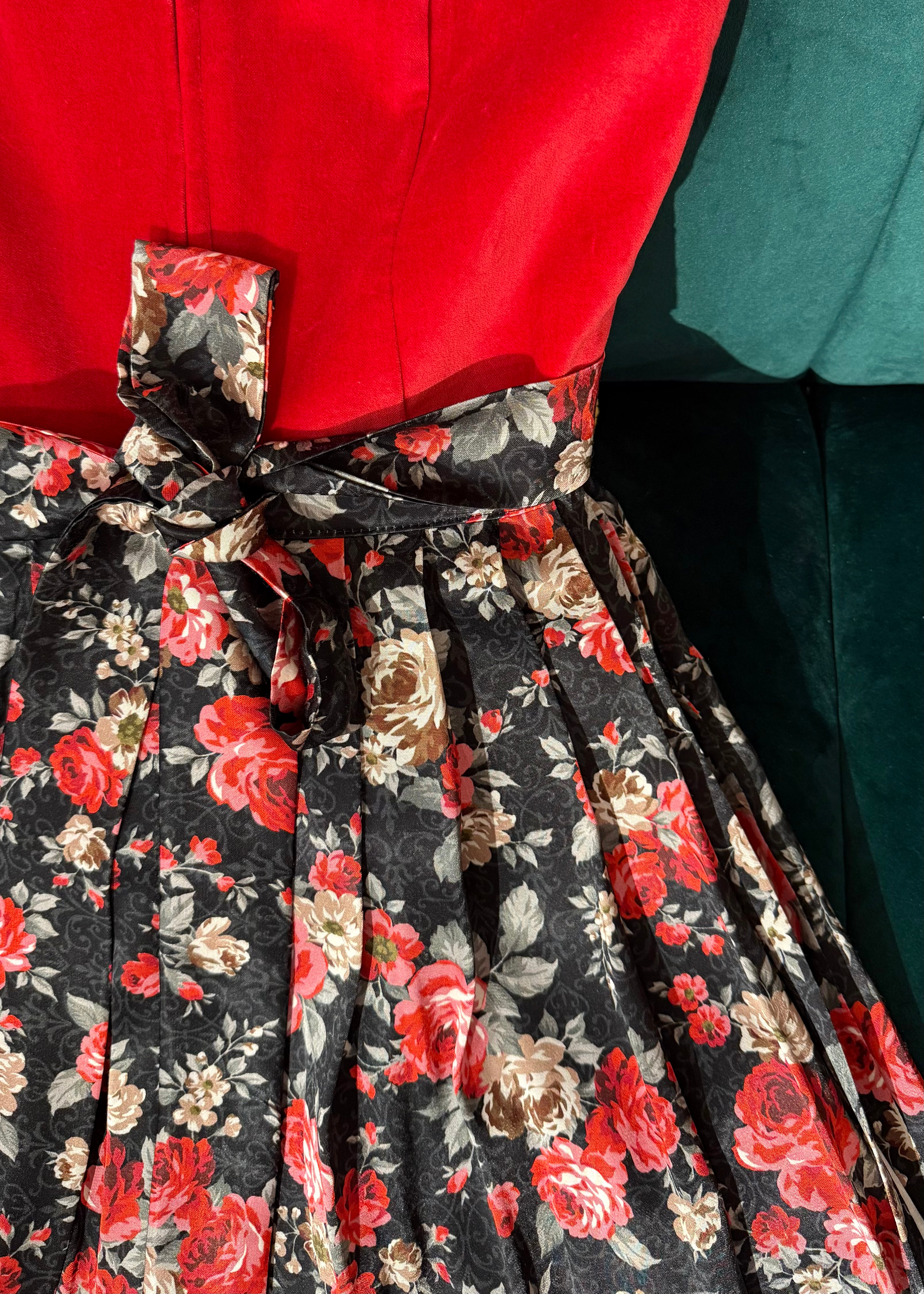 Dirndl Goldstich Samt rot Blumen 75cm