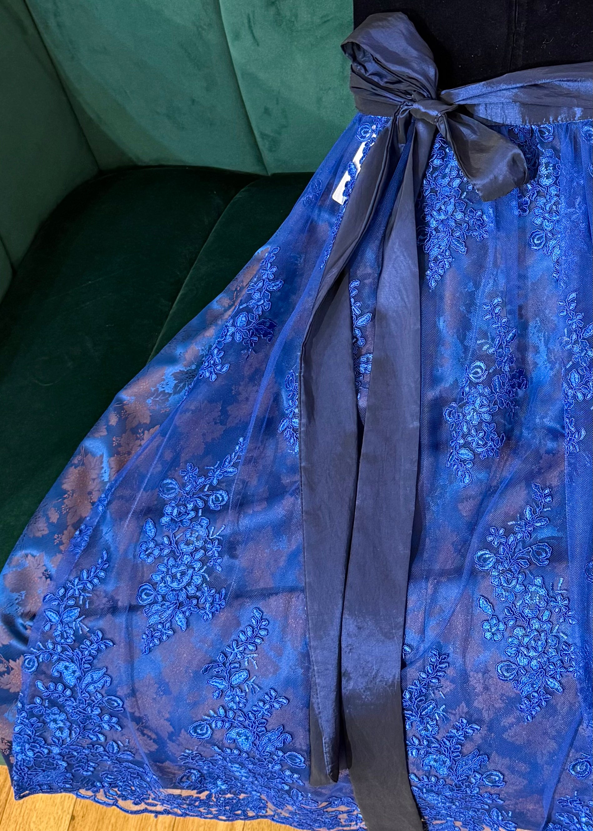 Dirndl Goldstich Samt dunkelblau mit Spitzen Schürze 73cm
