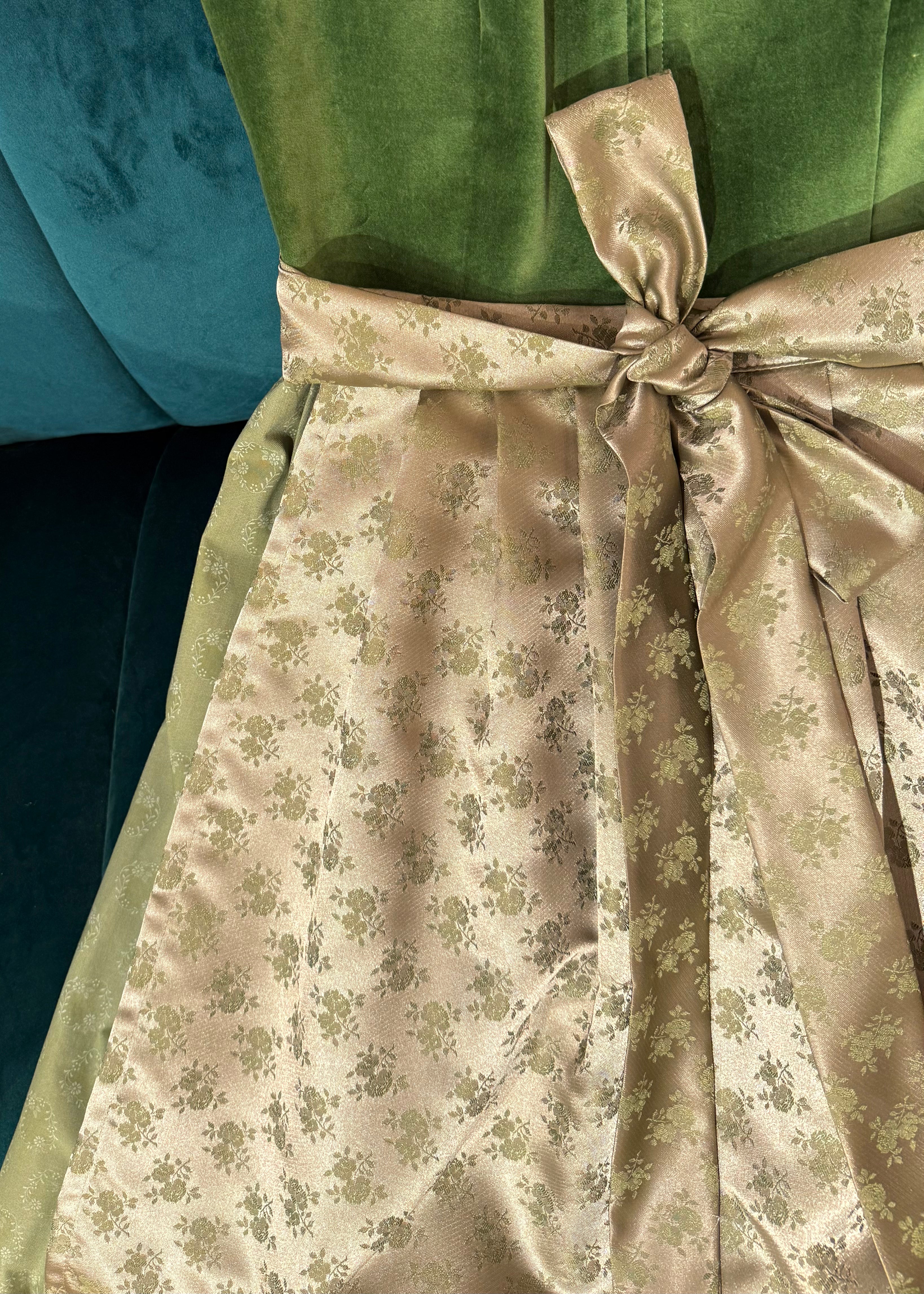 Dirndl Goldstich Samt hellgrün 75cm