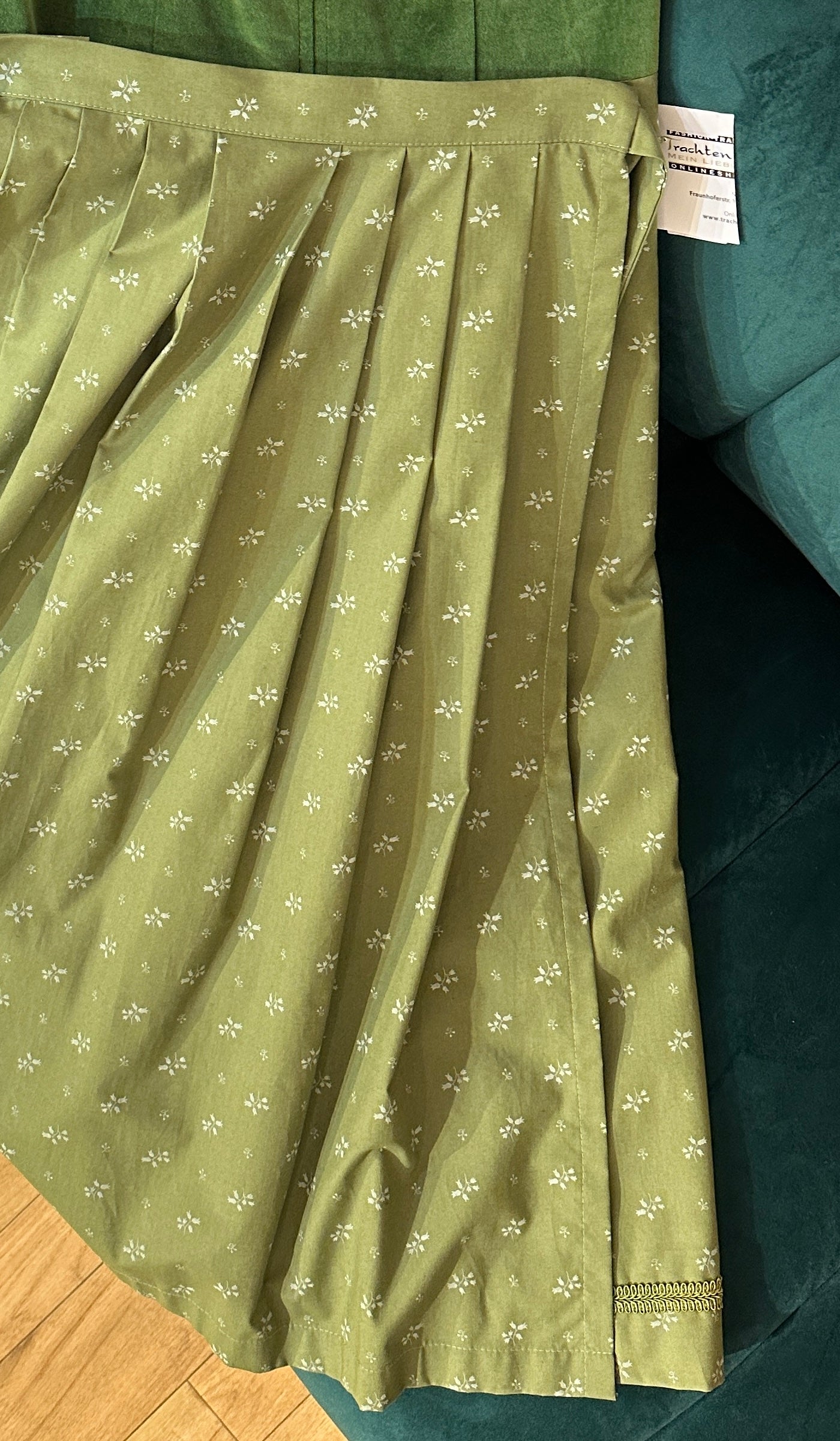 Samt Dirndl Goldstich grün mit Schürze 75 cm