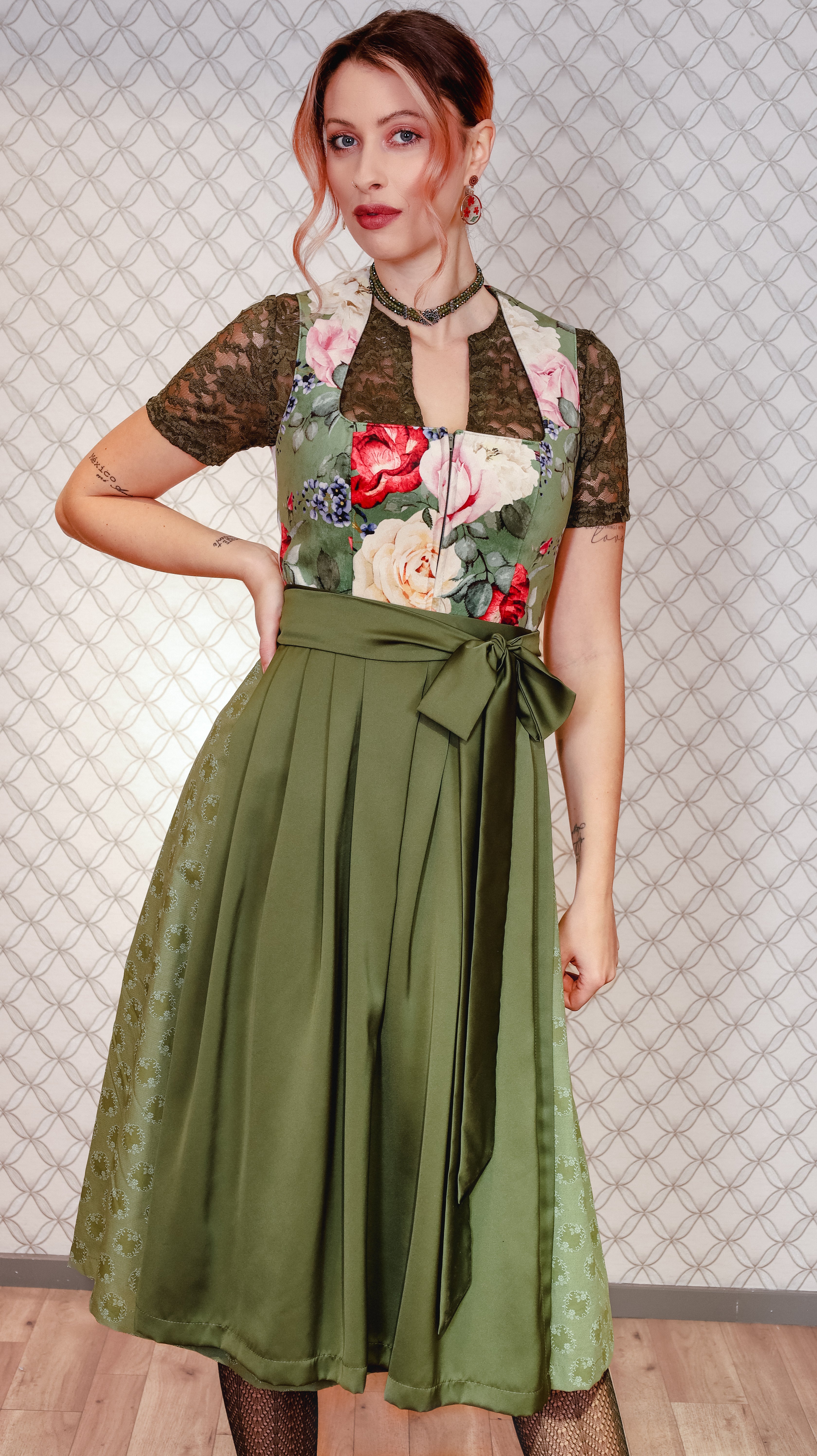 Samtdirndl Goldstich Blumen grün 75cm