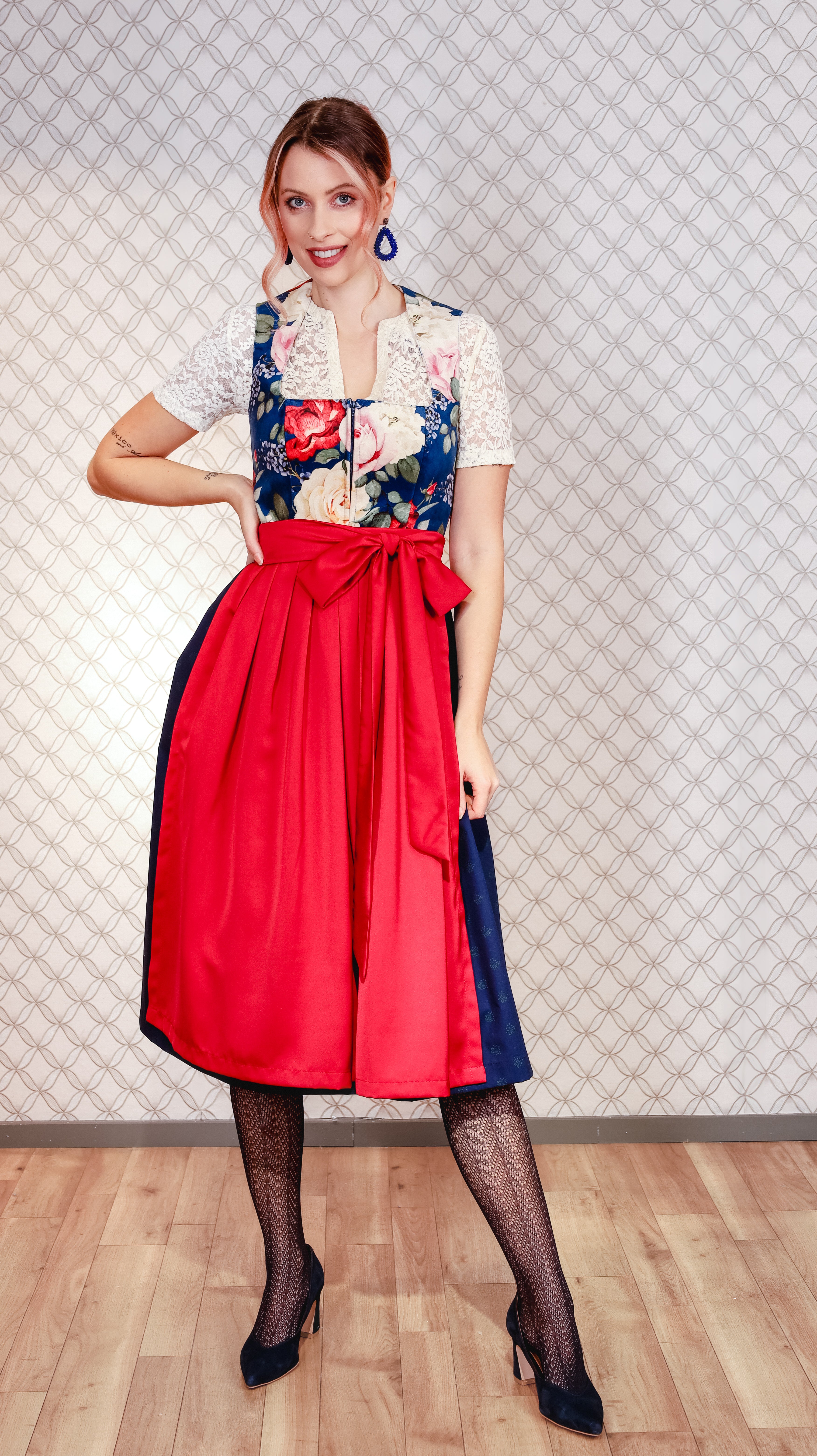 Samtdirndl Goldstich Blumen blau 75cm
