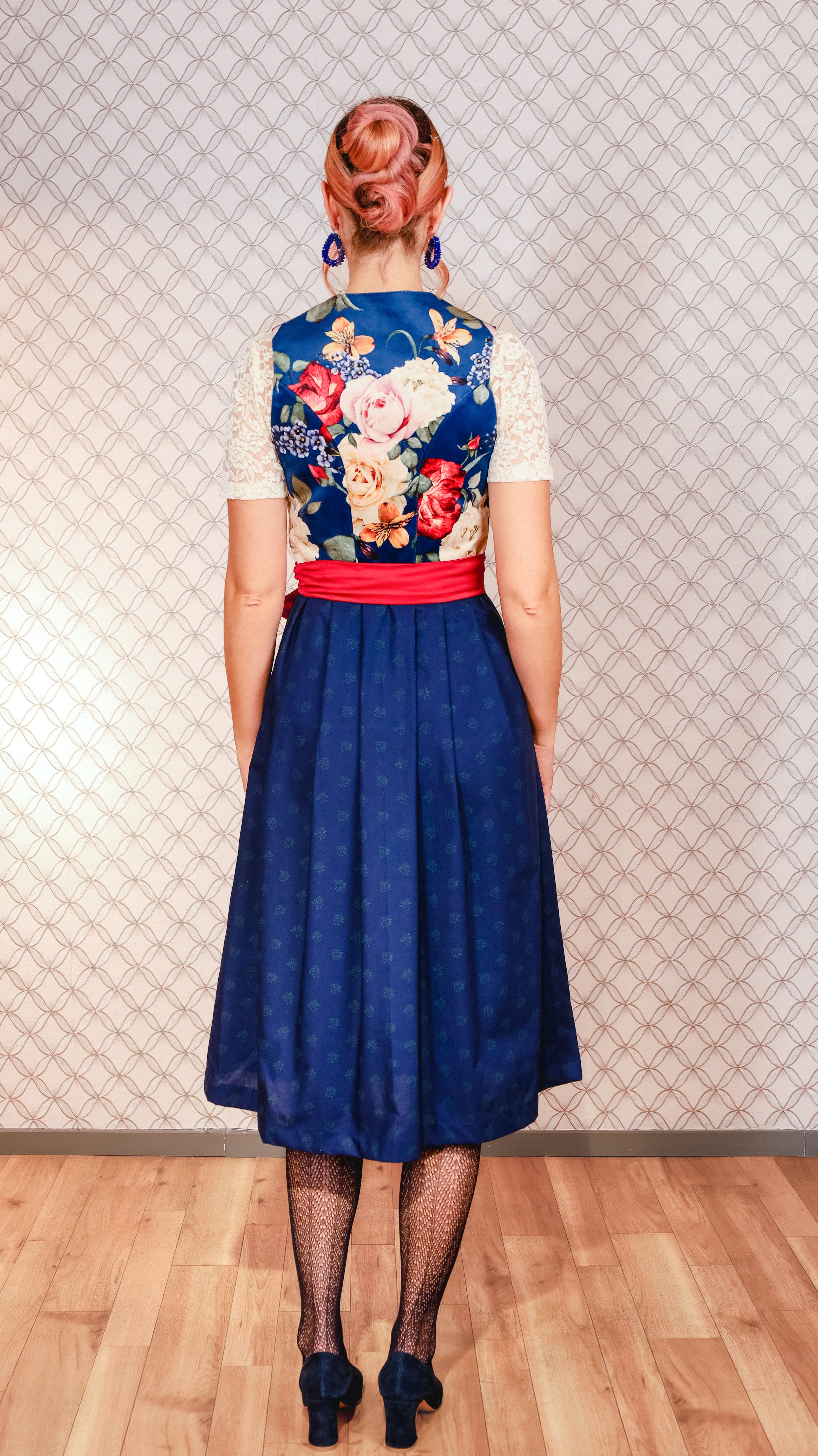 Samtdirndl Goldstich Blumen blau 75cm