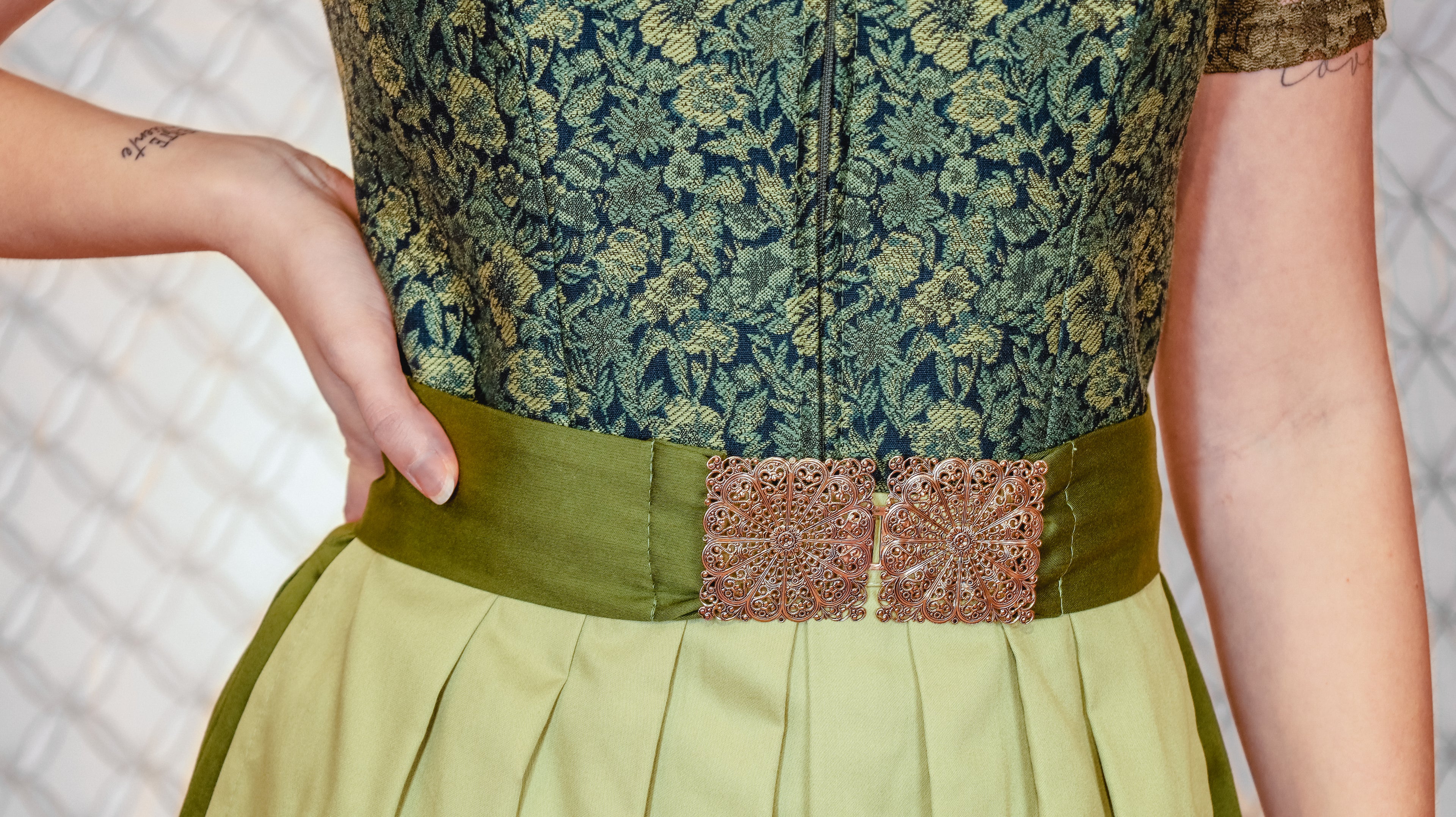 Dirndl Goldstich Blumen grün 75cm