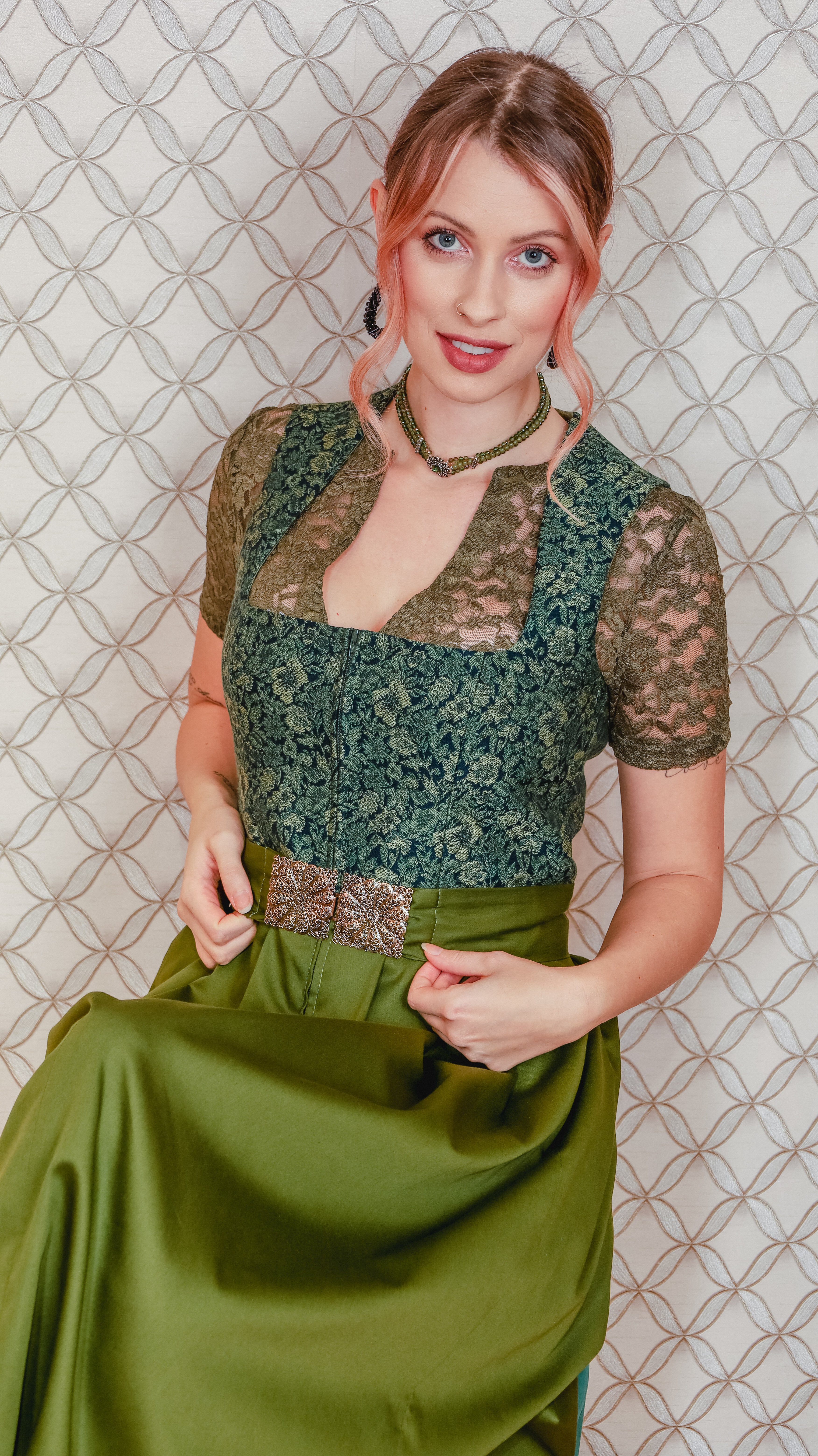 Dirndl Goldstich Blumen grün 75cm