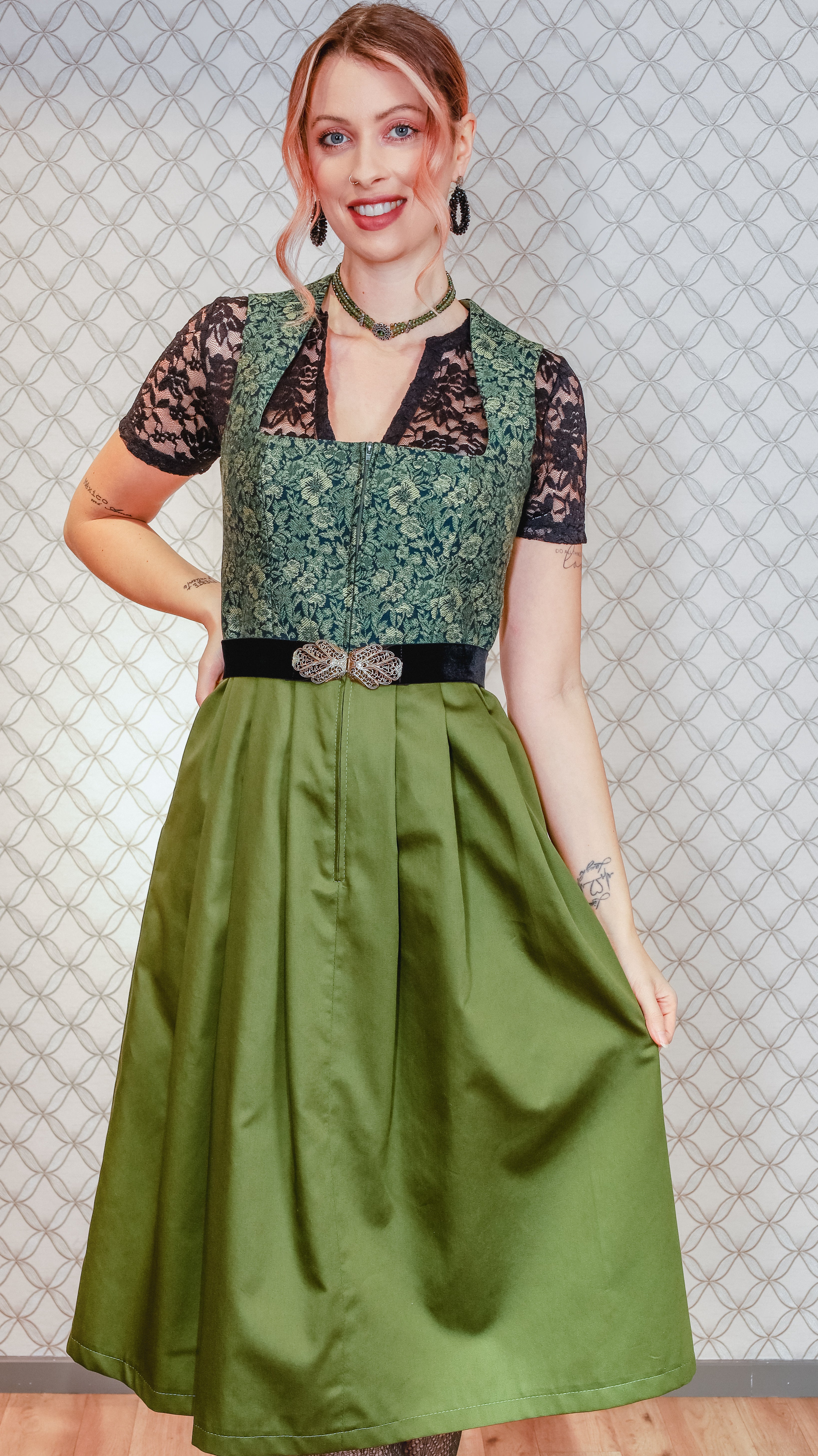 Dirndl Goldstich Blumen grün 75cm