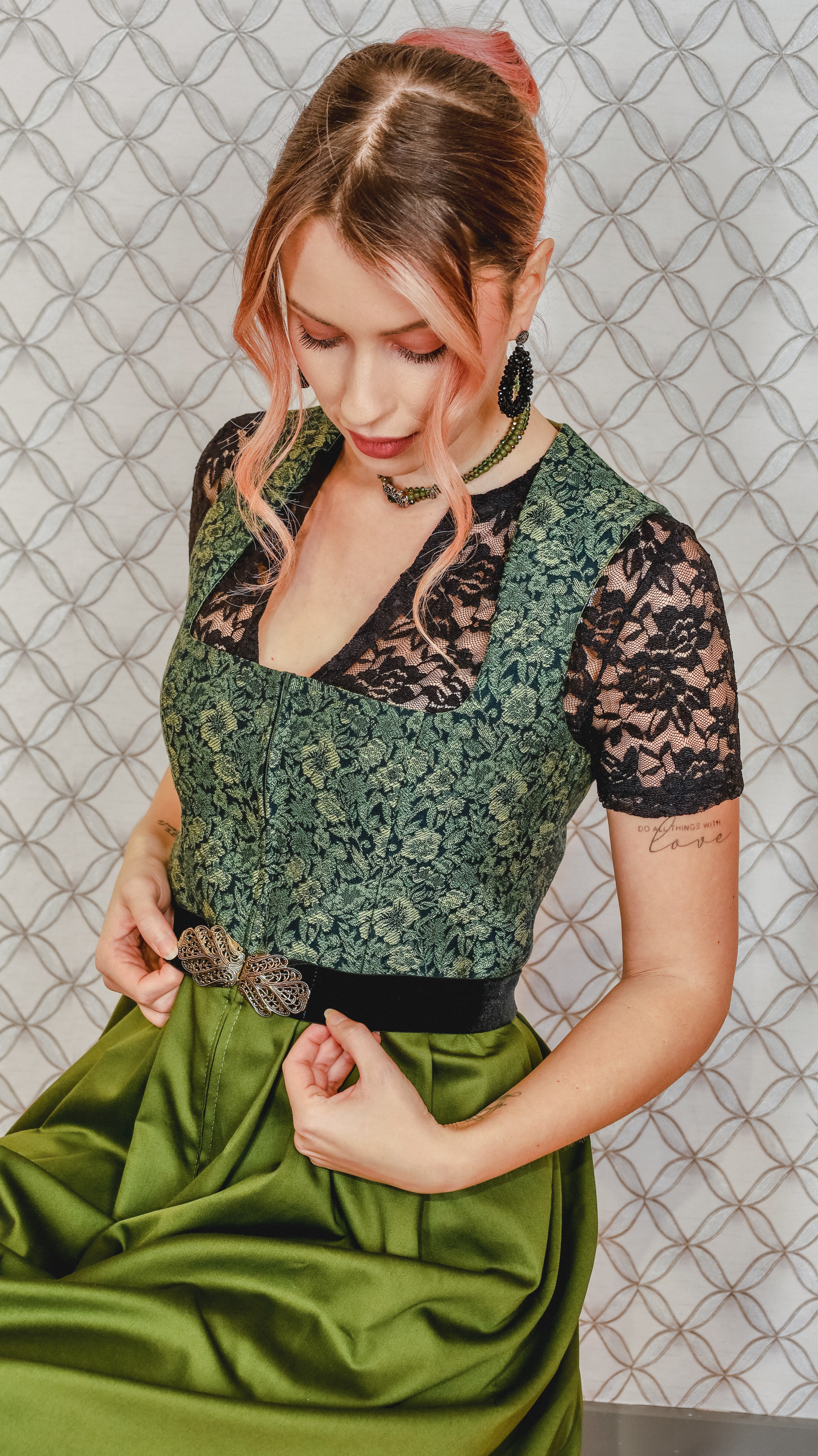 Dirndl Goldstich Blumen grün 75cm