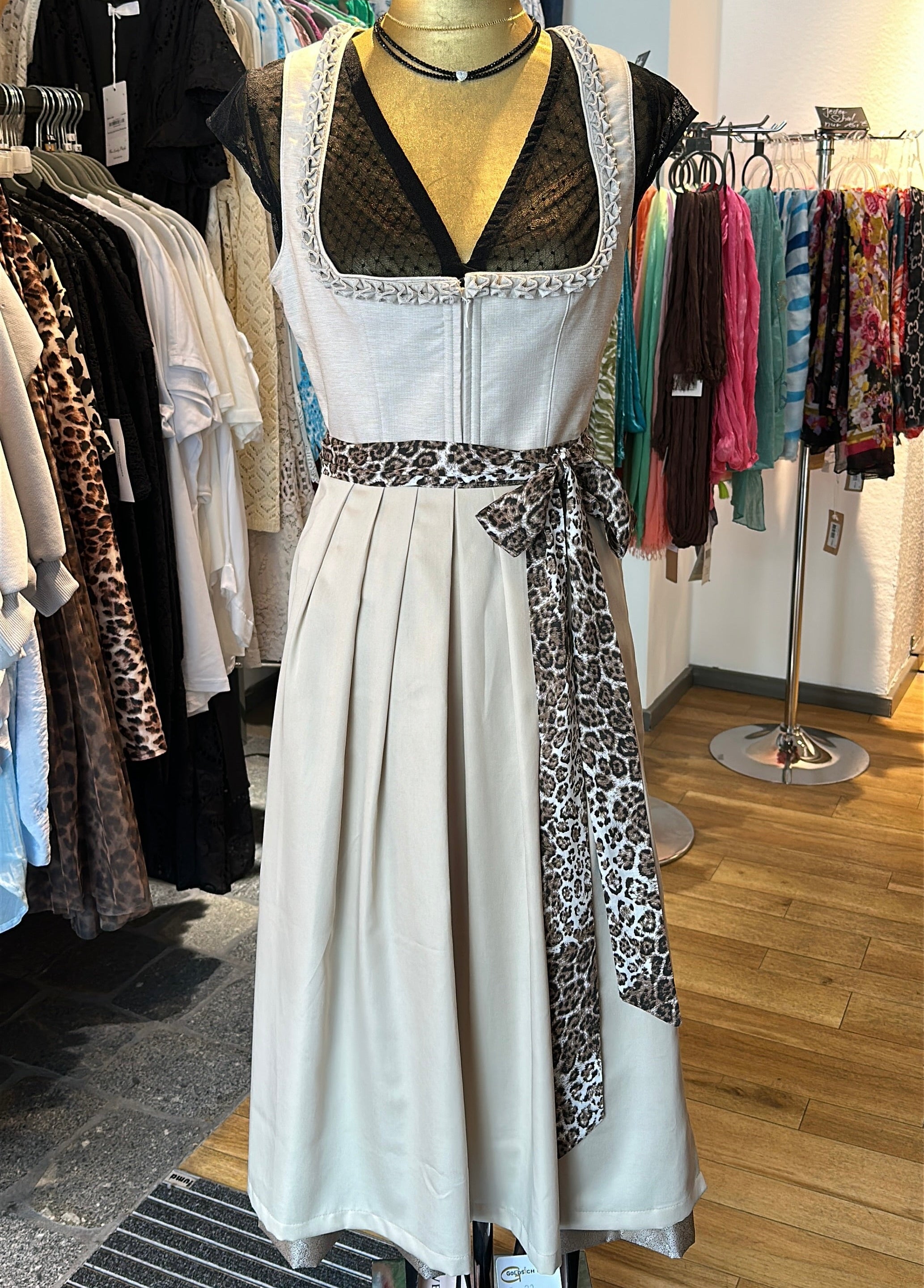 Dirndlschürze in Leo-Muster